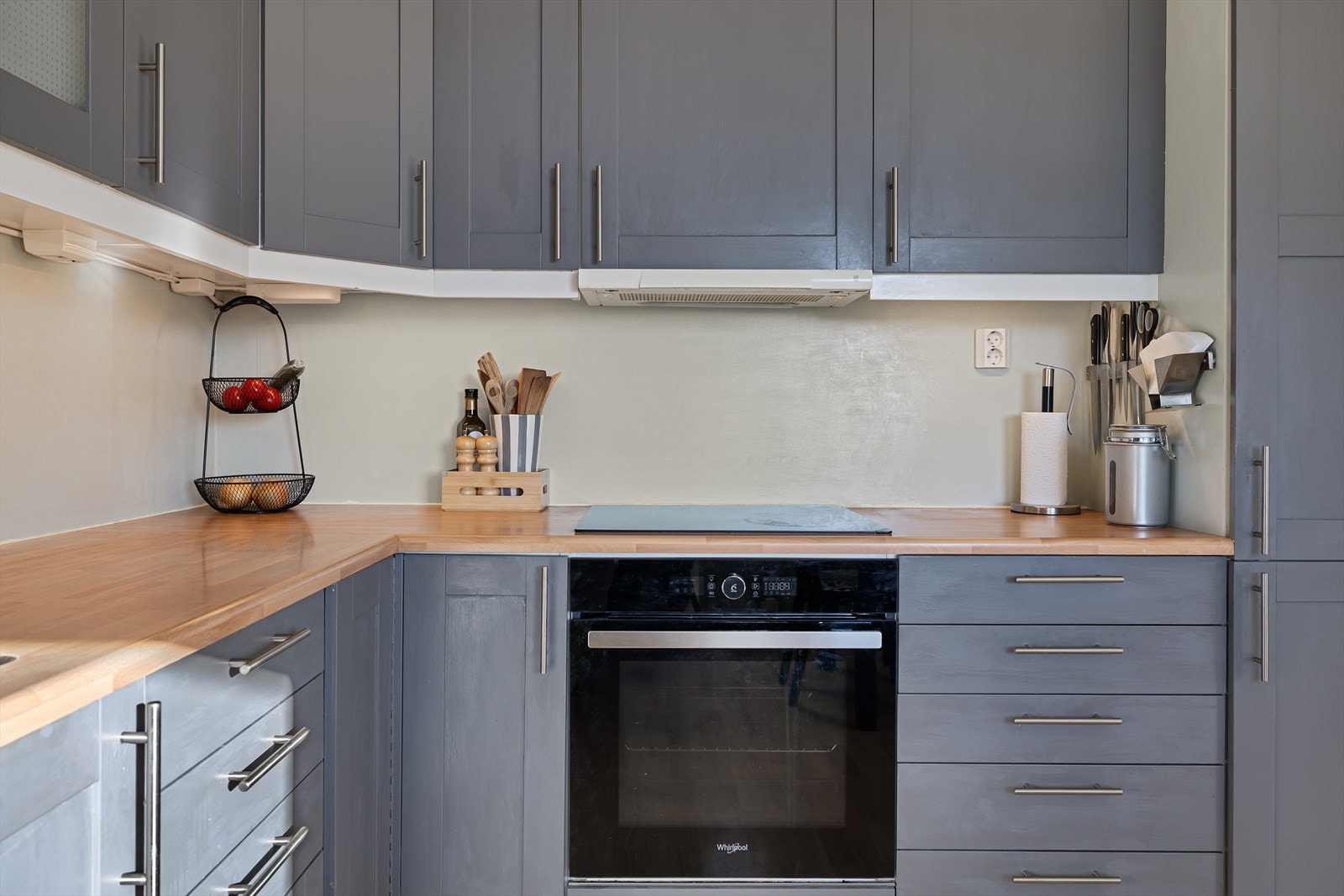 Her er det godt med både oppbevarings- og benkeplass for å kokkelere store og små måltider. Galleribilde