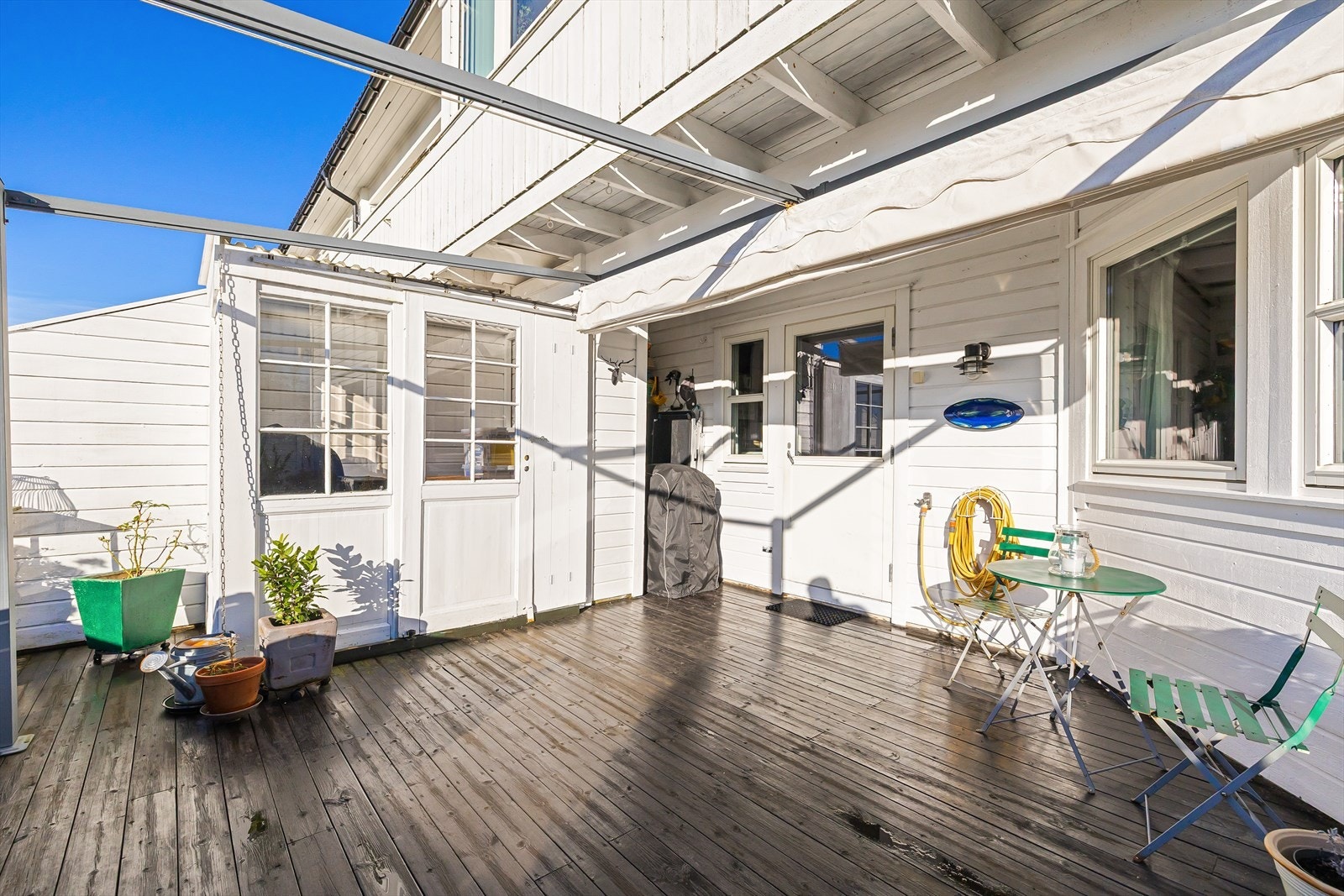 På terrassen er det utvendig bod på ca. 3 kvm. Galleribilde