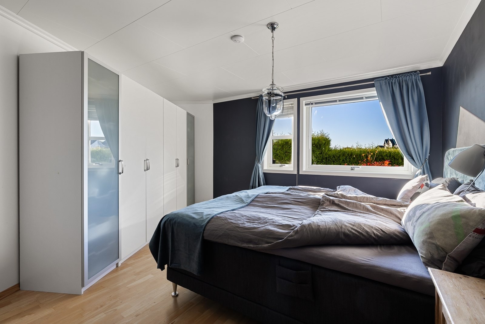 Hovedsoverommet måler 15 kvm med en romslig garderobe. Galleribilde