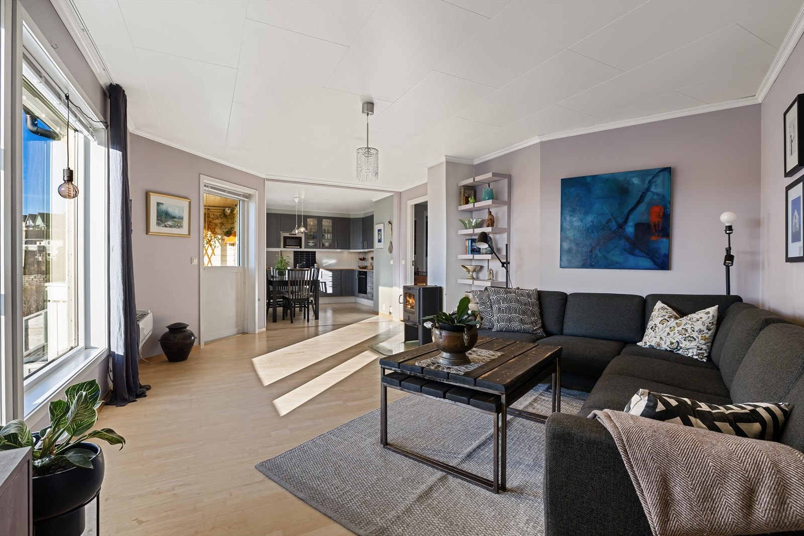 Stuen er lys med en åpen planløsning mot kjøkken som optimaliserer plassen og sørger for et sosialt rom. Galleribilde