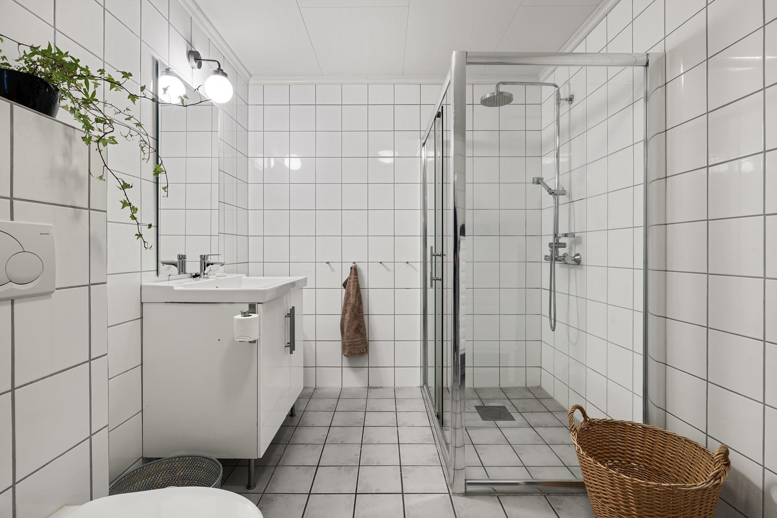 Boligen har også et ekstra bad i underetasjen, med keramiske flater og et stort dusjhjørne hvor innredningen er fra 2017. Galleribilde