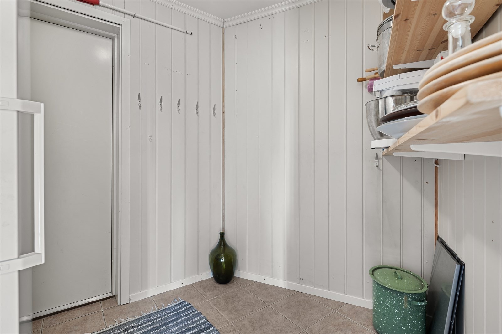 Fra gangen har du også adkomst til en praktisk bod, som både har innvendig og utvendig tilgang - perfekt for alt fra sportsutstyr til sesonglagring. Galleribilde