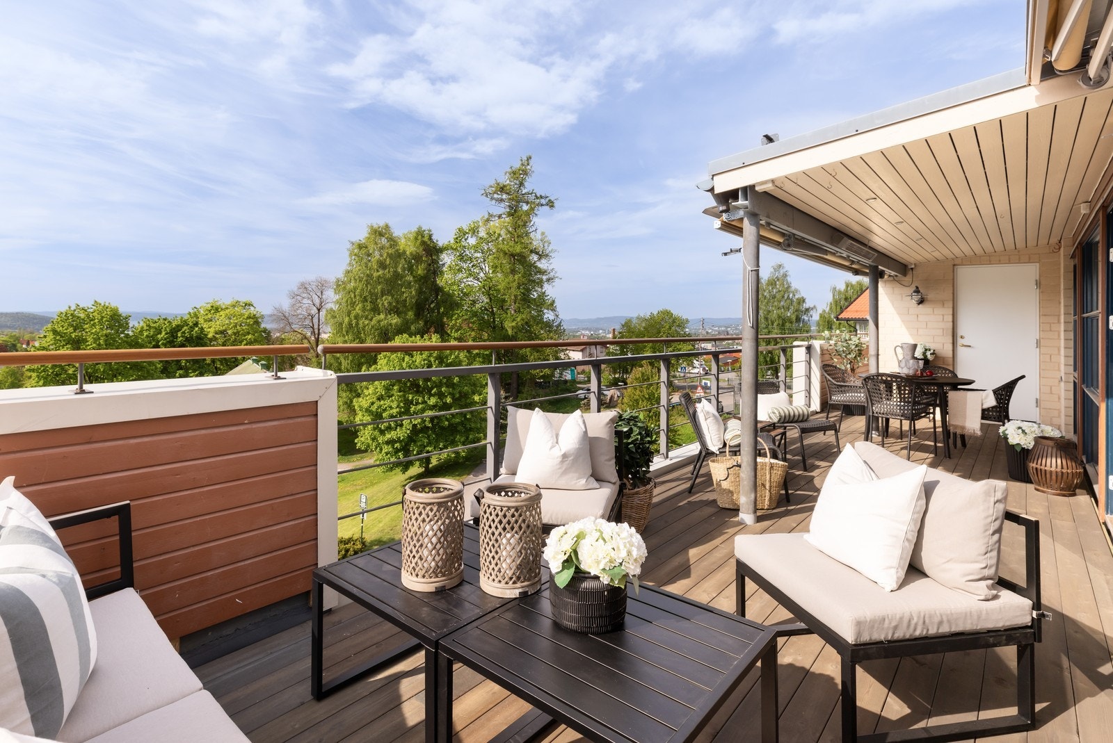 Stor og solrik terrasse Galleribilde