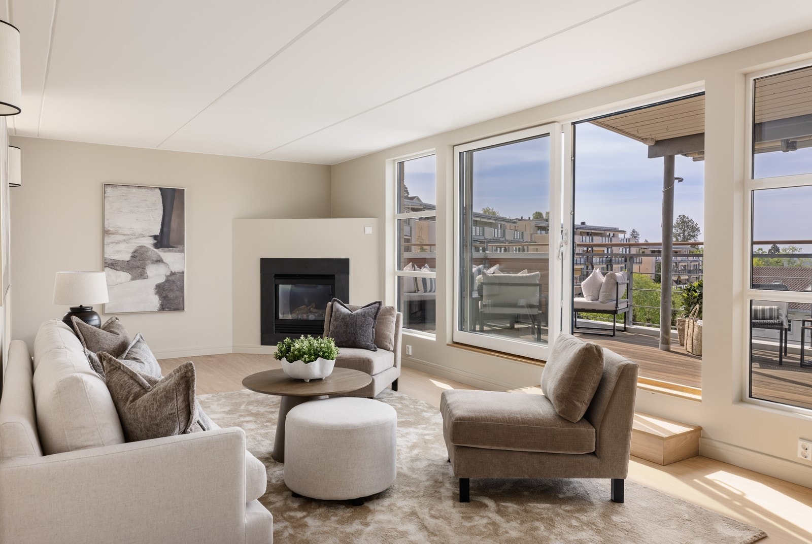 Stor terrasse med gode solforhold Galleribilde