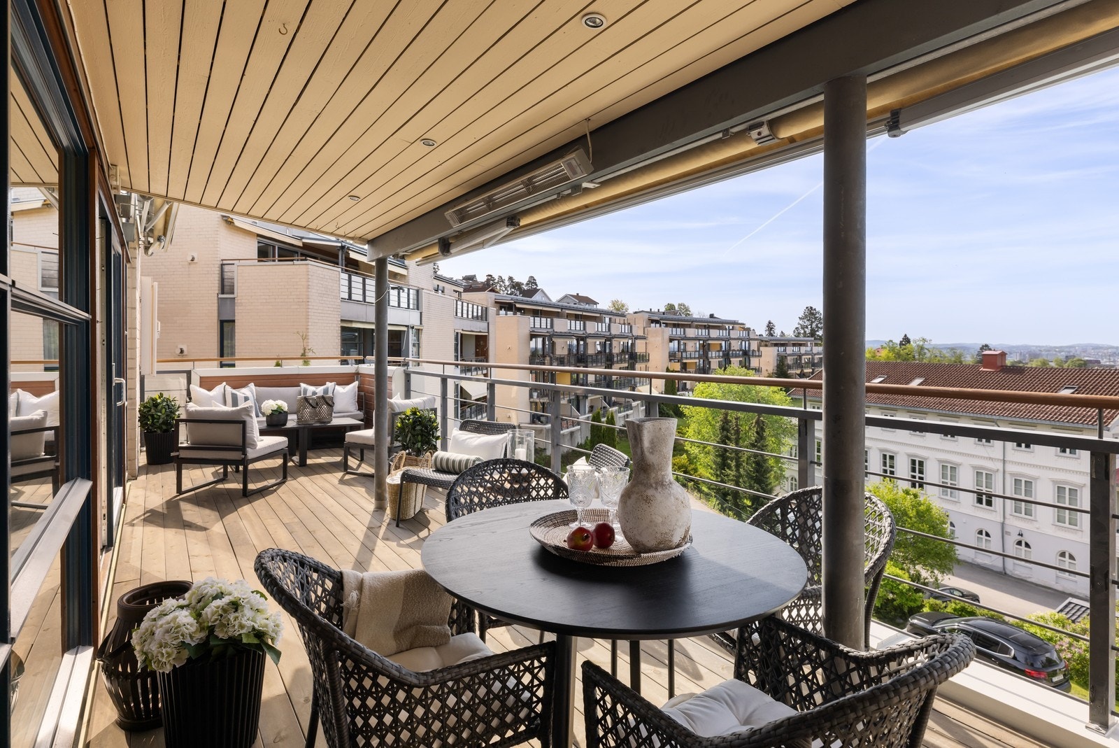 Terrassen har dels overbygg og motorisert markise, samt utebelysning og varmelamper Galleribilde