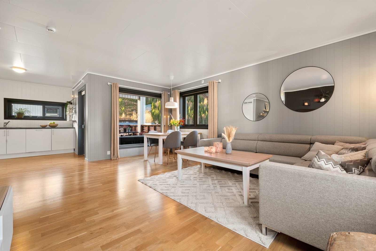 Leiligheten er praktisk utformet, og det følger med egen sportsbod og carport rett ved leilighetsbygget. Galleribilde