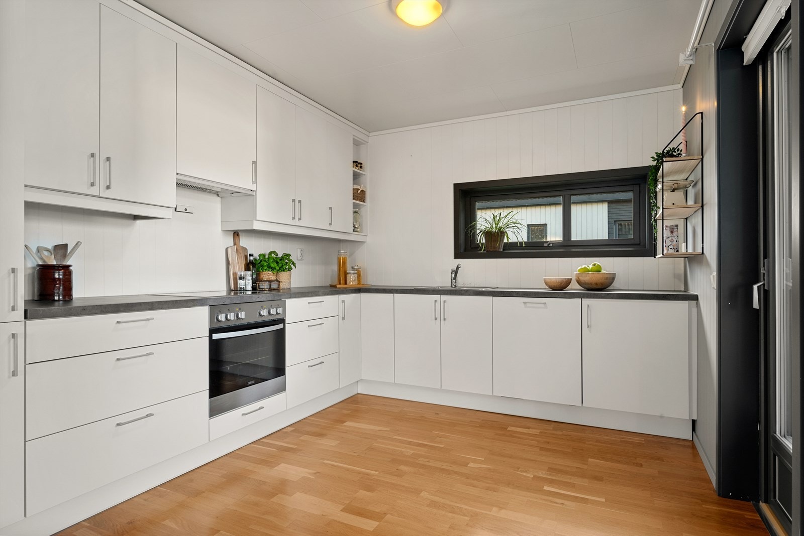 Romslig kjøkkenkrok med rikelig med skap og benkeplass! Galleribilde