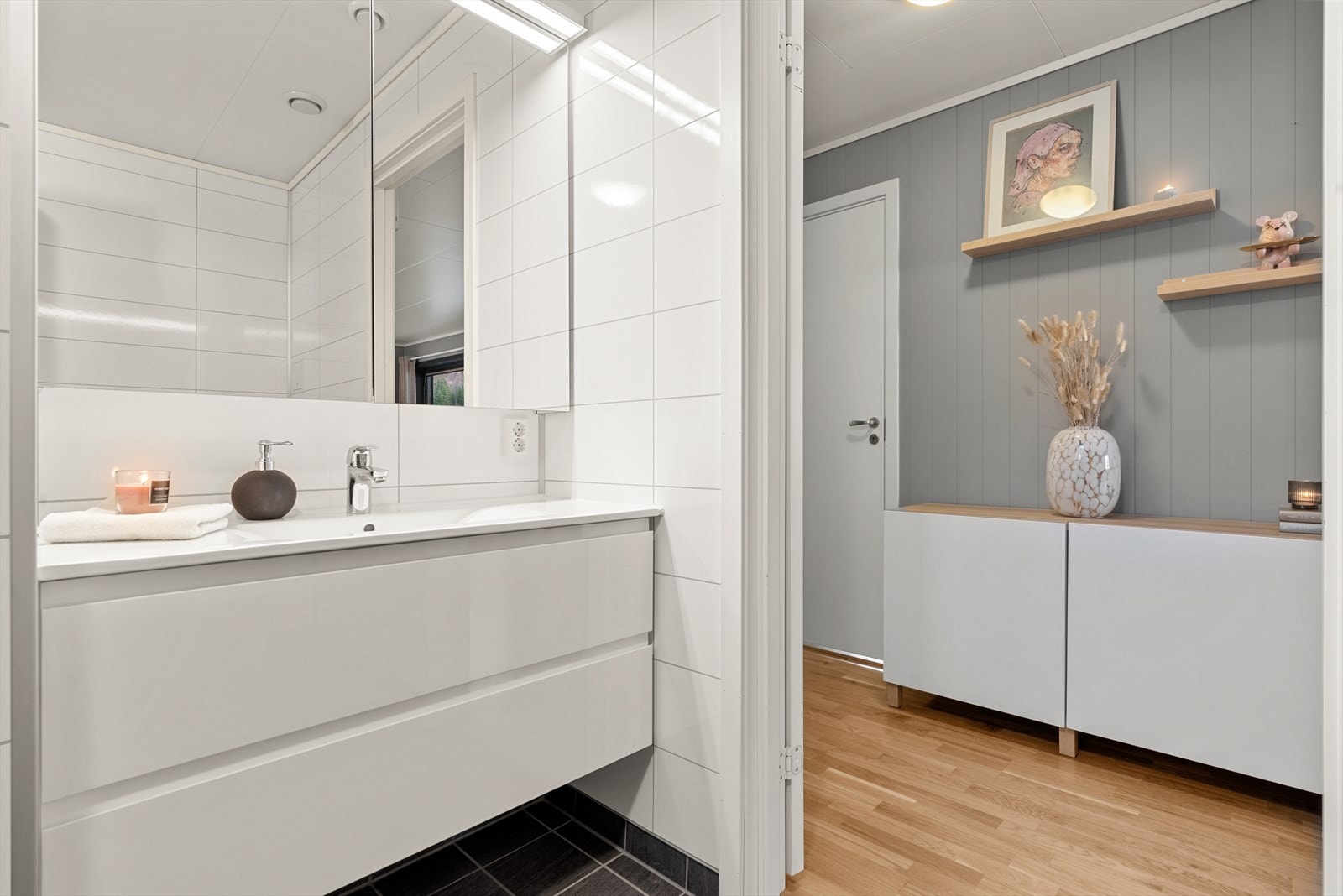 Utstyrt med innfellbare dusjdører, servantskap, veggmontert wc, opplegg for vaskemaskin, bereder, rørfordelingsskap og mekanisk avtrekk. Galleribilde