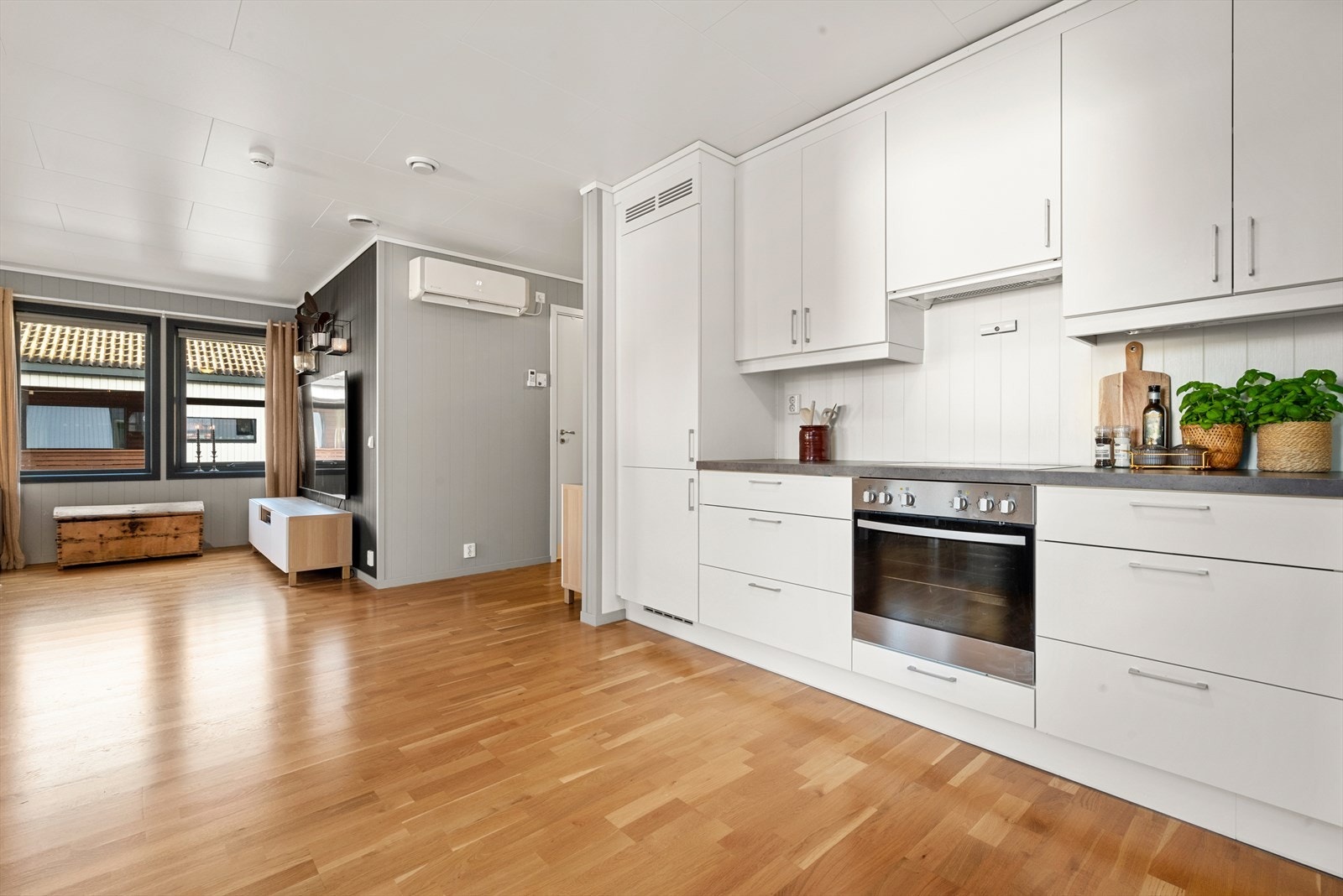 Parkett på gulv og panelplater på vegger Galleribilde