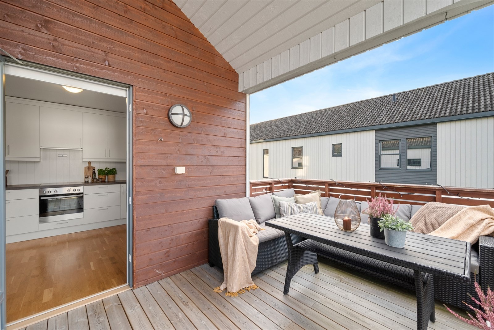 Her får man en delvis takoverbygd og romslig balkong Galleribilde