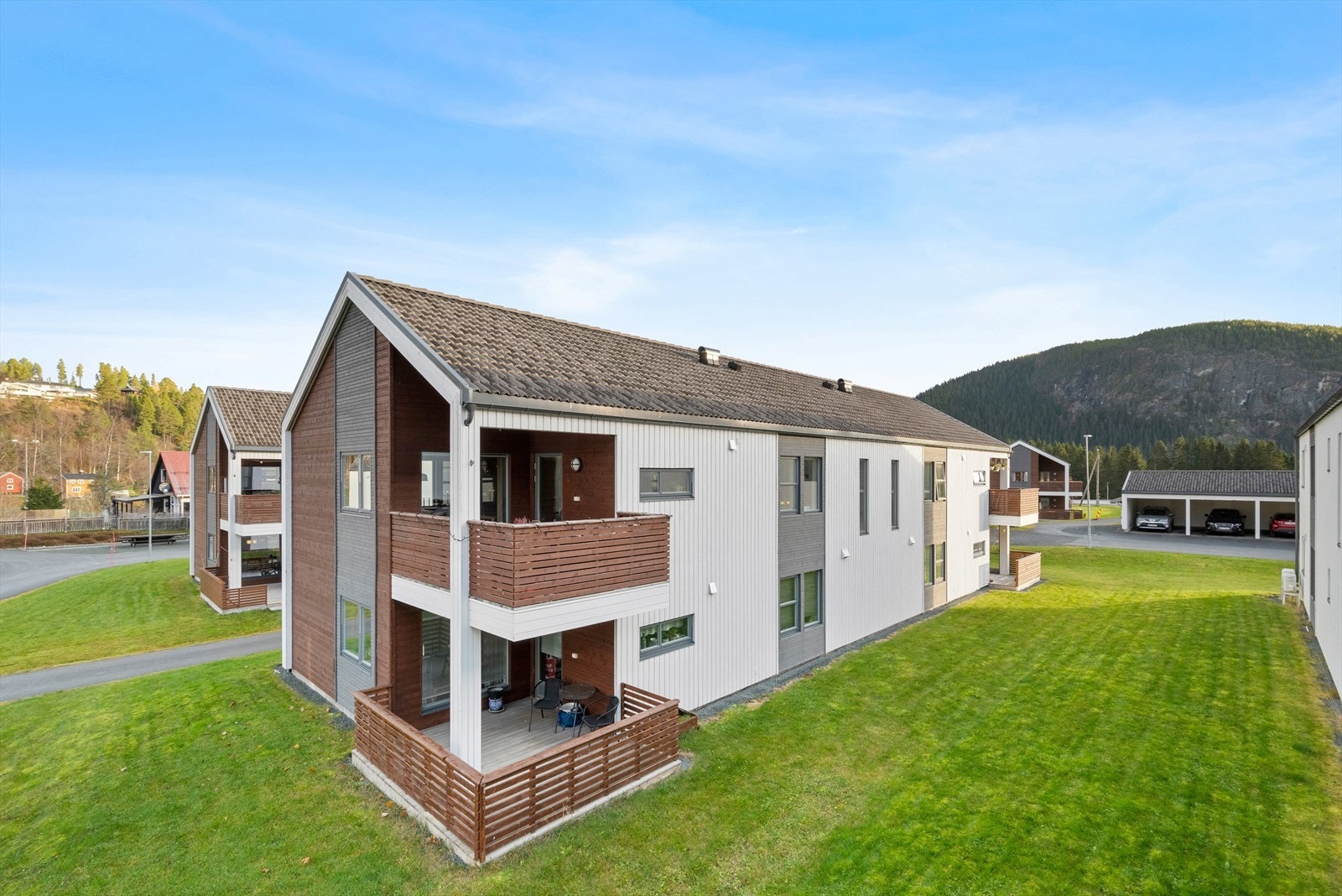 Fra leiligheten er det gangavstand til daglige gjøremål som butikk, post, bank, frisør og restaurant. I tillegg er bussholdeplass, samt gangavstand til områdets skole og barnehage. Galleribilde