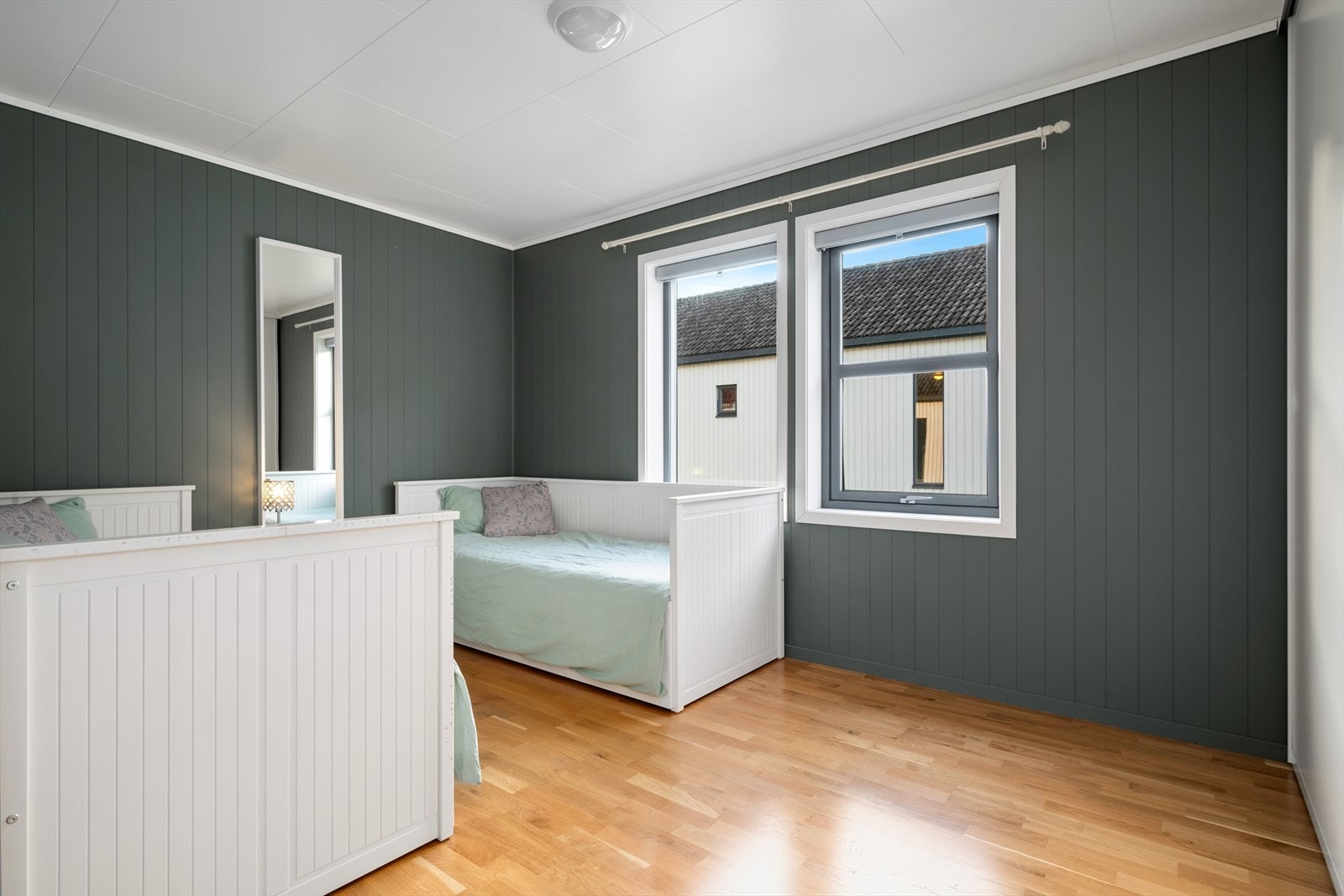 Leiligheten har to romslige soverom Galleribilde