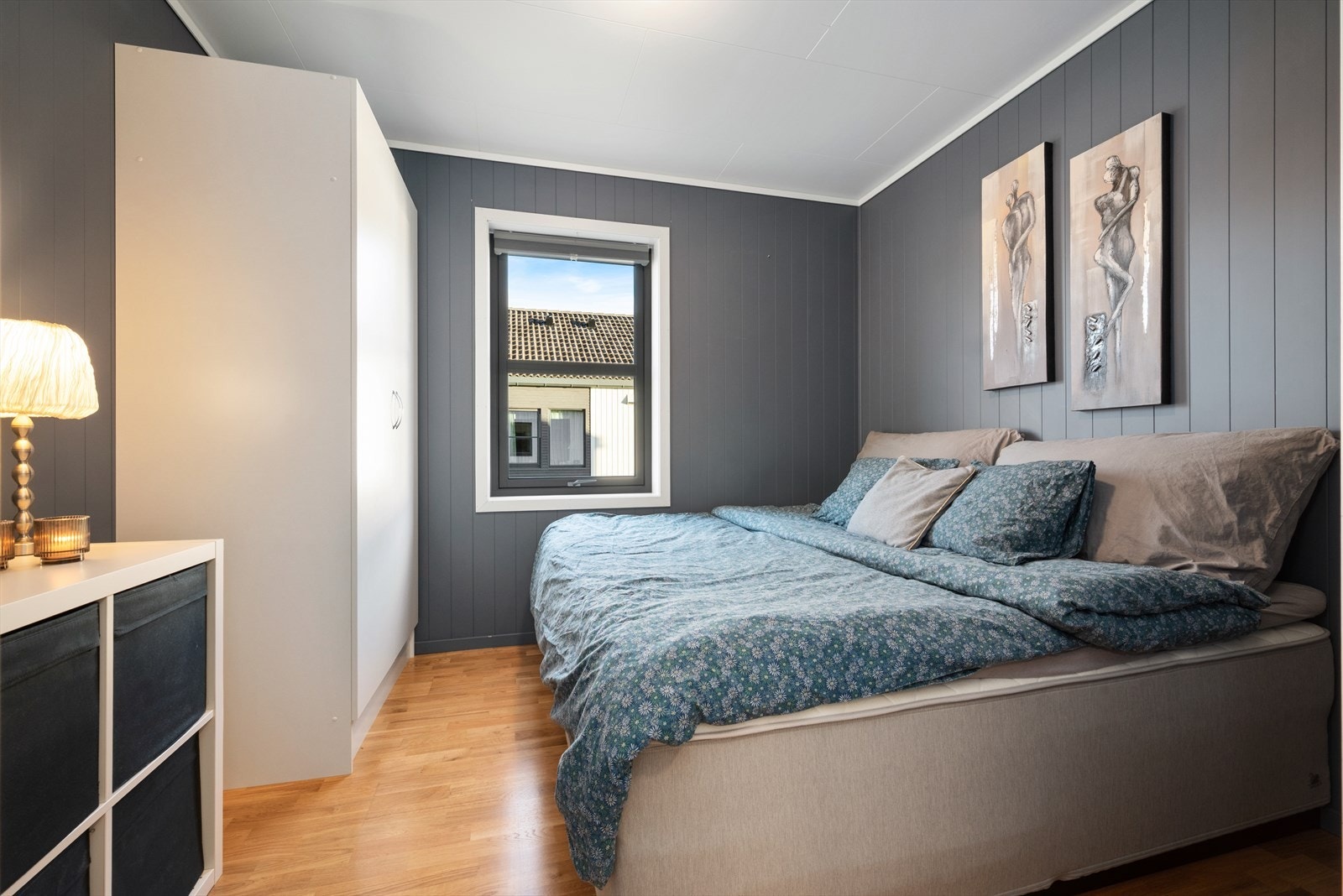 Soverommene har også parkett på gulv og panelplater på vegger Galleribilde