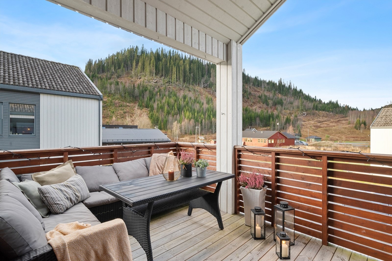 God plass til ulik møblering og flott utsikt mot naturomgivelser Galleribilde