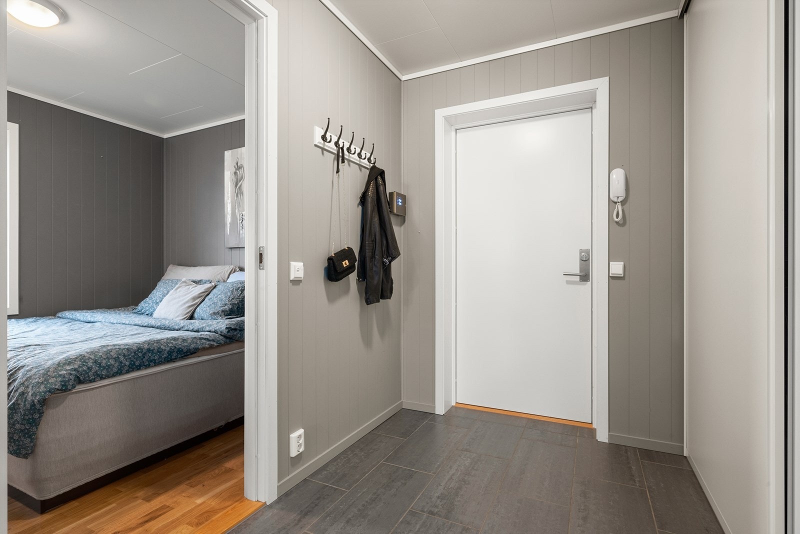 Entre med romslig skyvdørsgarderobe Galleribilde