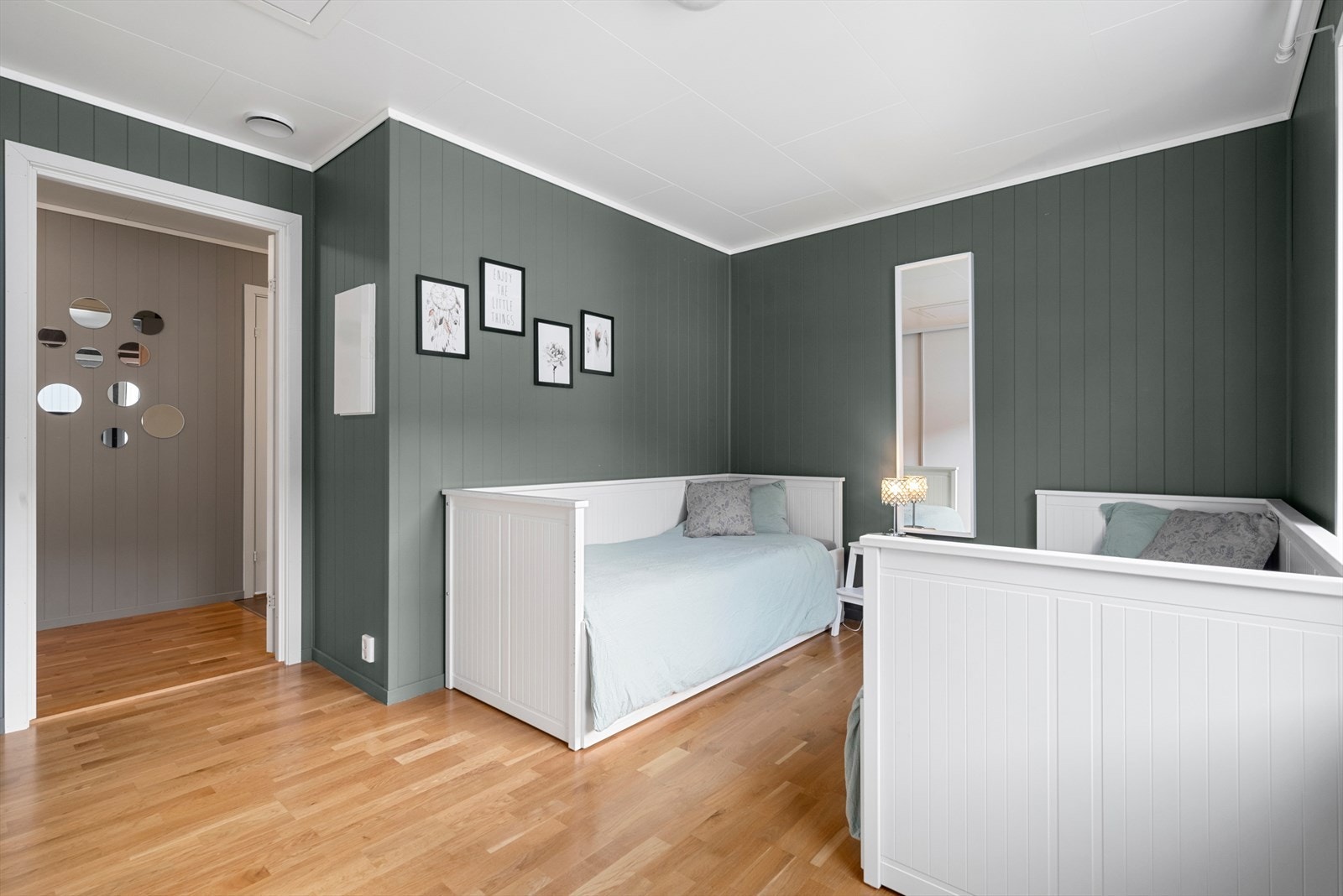 Praktisk skyvdørsgarderobe på soverom Galleribilde