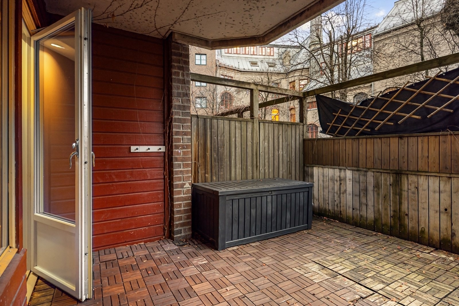 Her får kjøper gleden av delvis overbygget terrasse med gode solforhold. Galleribilde