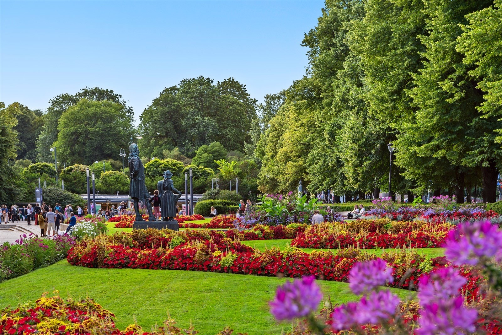 Fra Breigata har du kort gangavstand til Botanisk hage og Middelalderparken med grønne områder, turstier og en kunstig innsjø. Fine tur- og rekreasjons muligheter i flere parker. Galleribilde