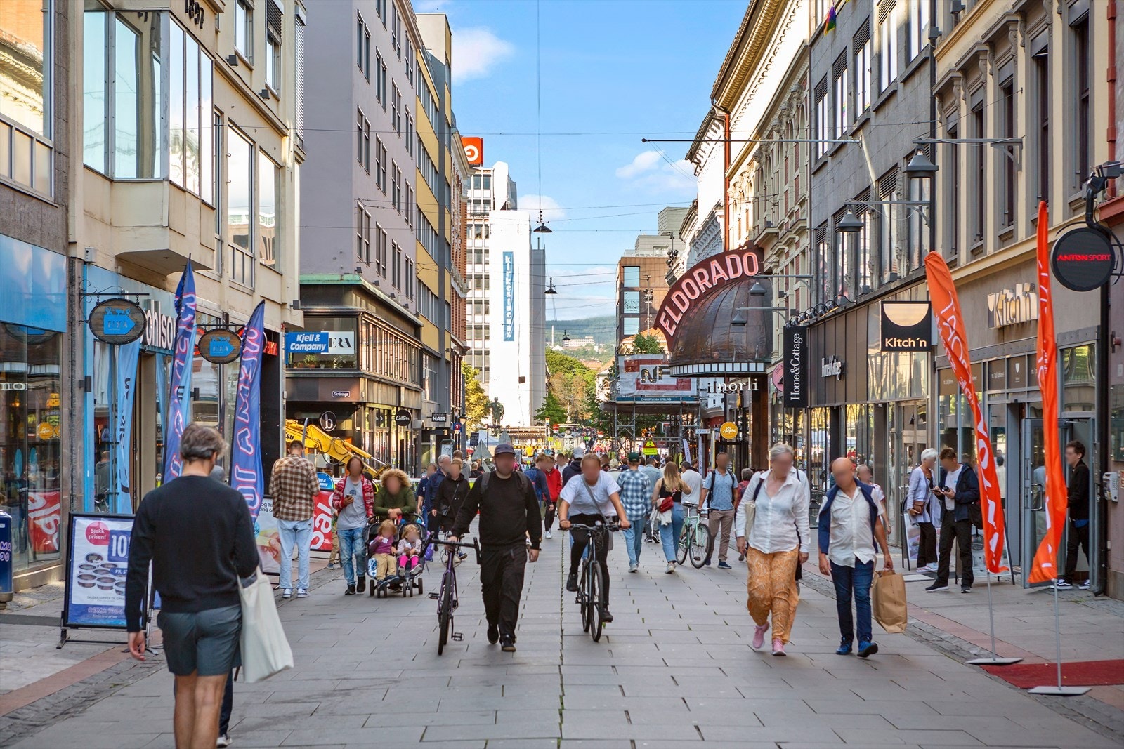 Fra leiligheten er det umiddelbar nærhet til dagligvare, spisesteder og andre servicetilbud. Det er også kort vei til Karl Johan. Galleribilde