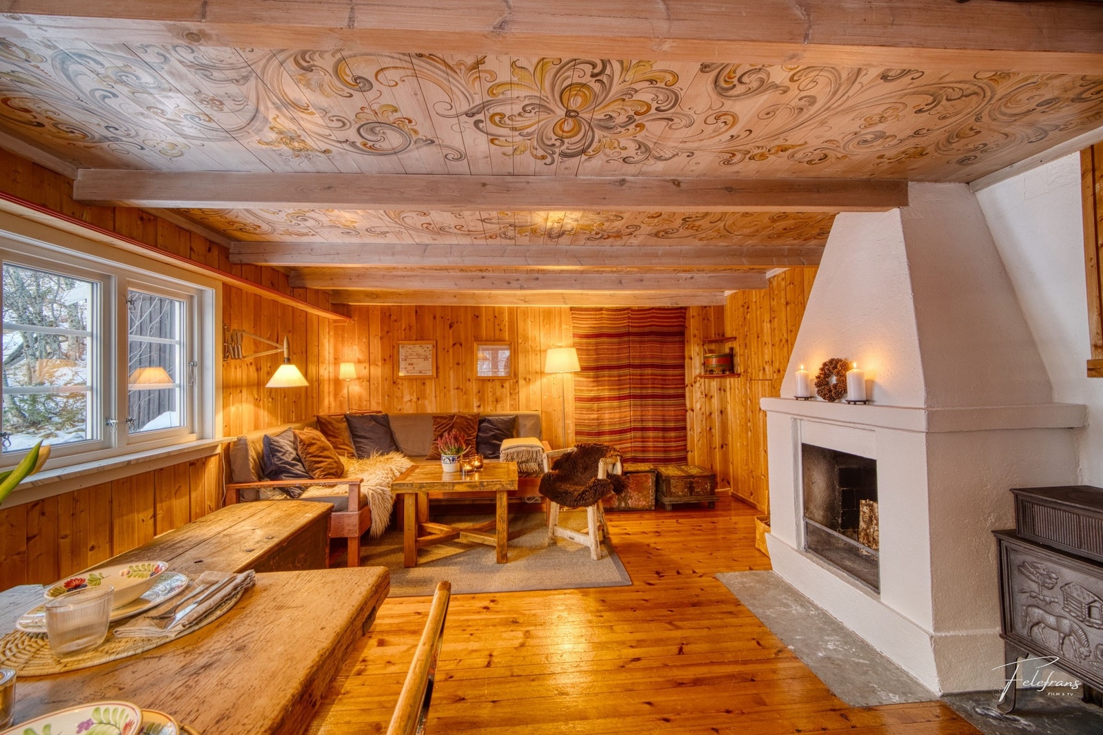 Stue og spisestue med store vinduer som gir godt lys, samt peis og peisovn Galleribilde