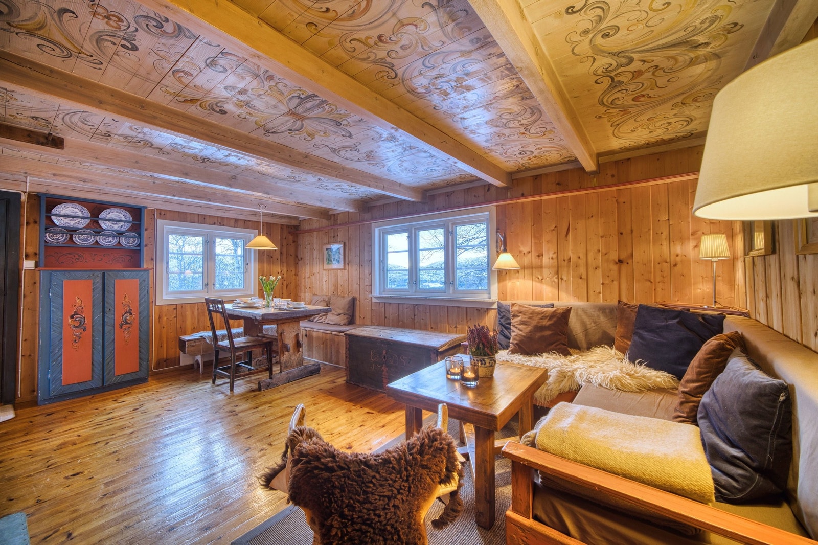 Stue og spisestue med store vinduer som gir godt lys Galleribilde