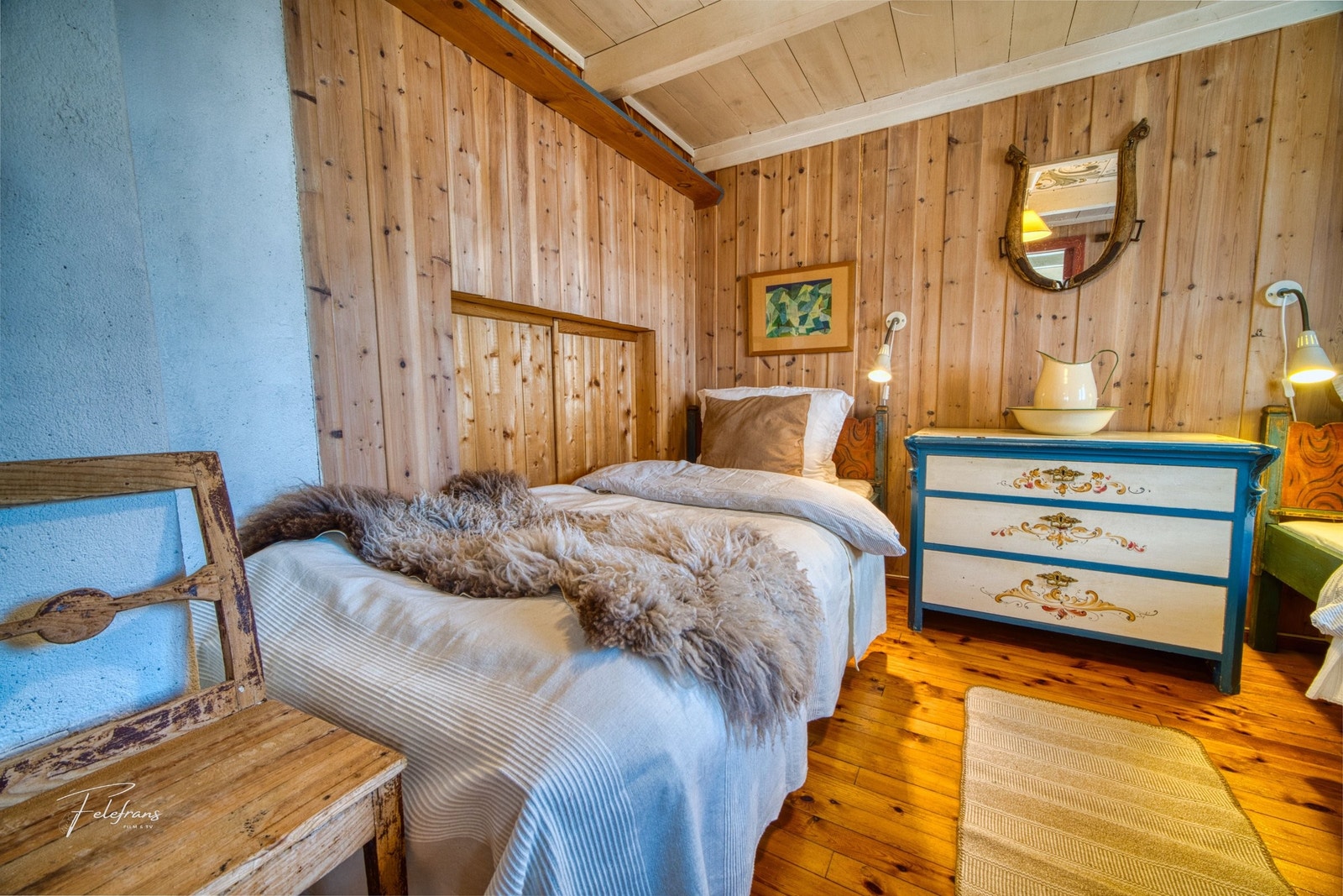 Soverom 1, 1. etasje mot øst, god plass til to senger. Luke mot stue for raskere oppvarming Galleribilde