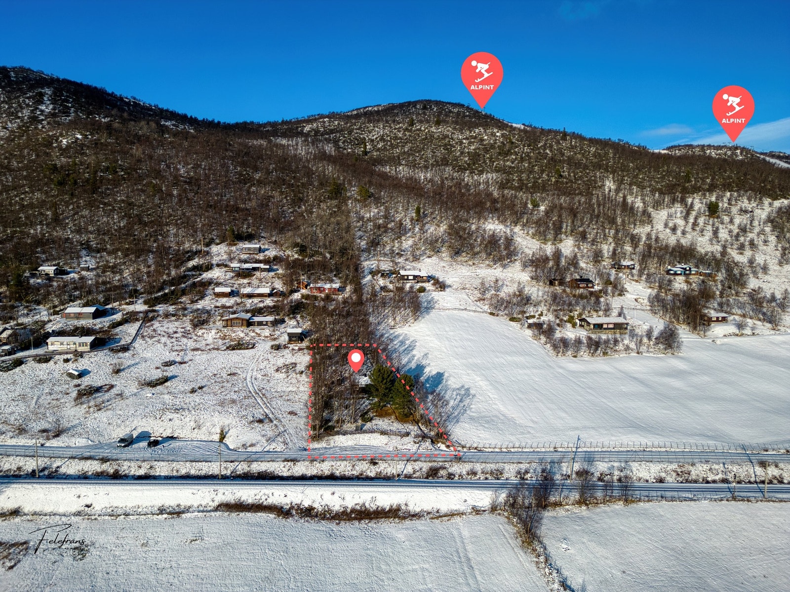 Tomten markert med stiplet linje, ikke målsatt. Heis til alpintbakker markert Galleribilde
