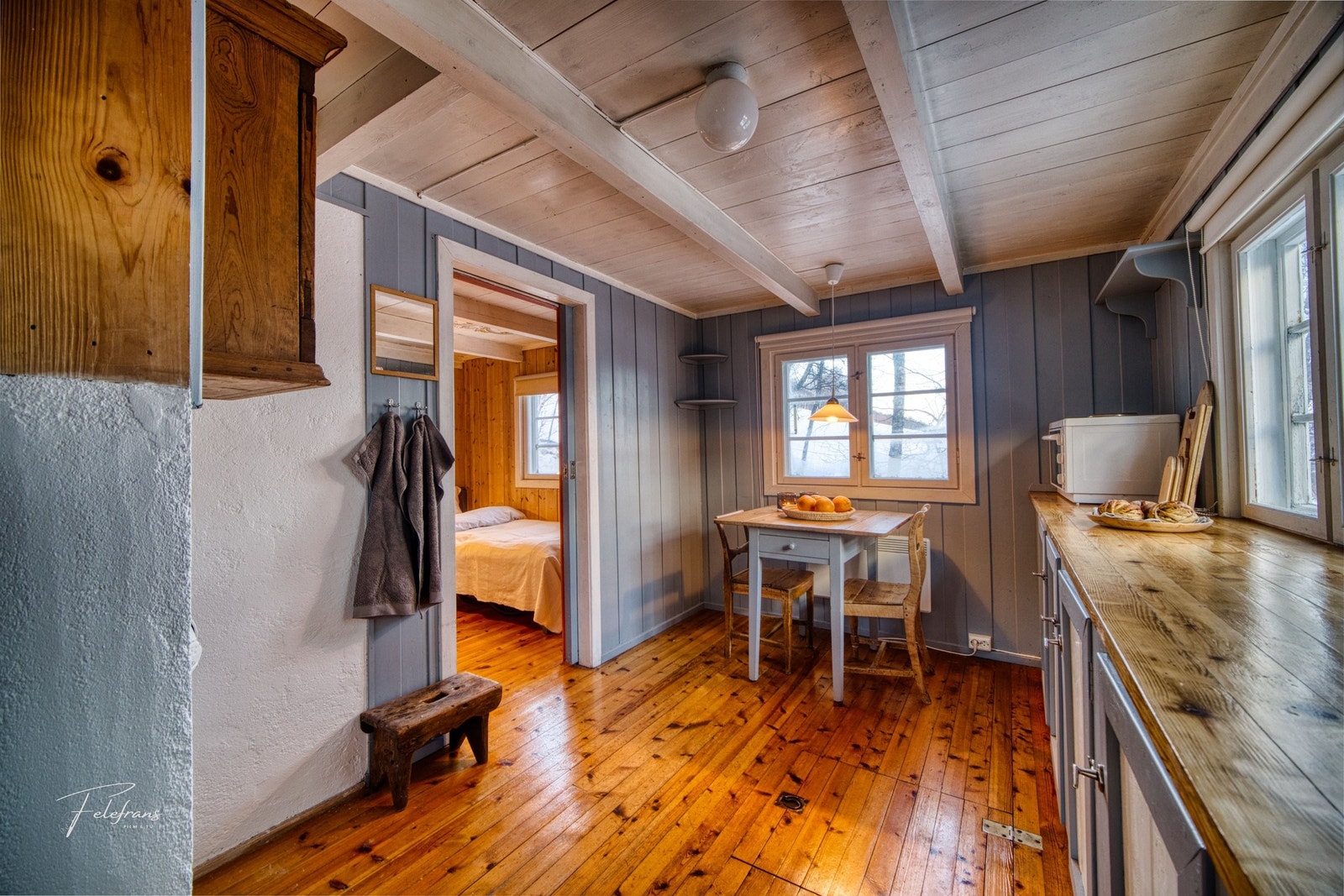 Kjøkken med god oppbevaringsplass og spiseplass Galleribilde