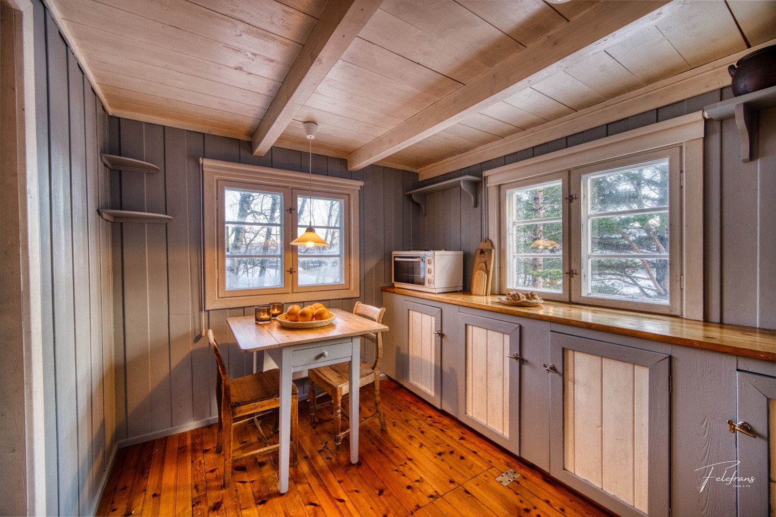 Kjøkken med god oppbevaringsplass og spiseplass Galleribilde