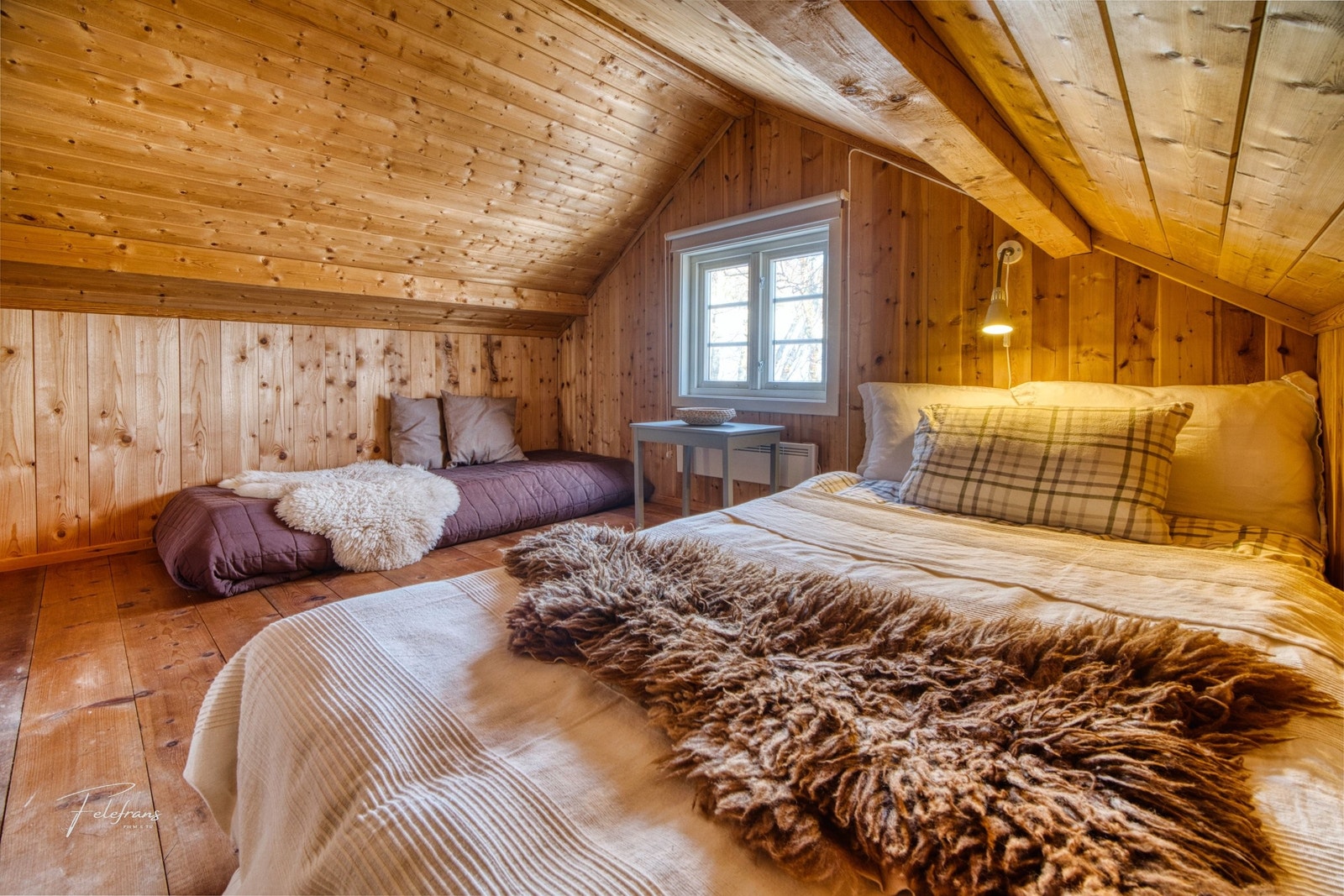 Soverom 3, 2. etasje mot øst, god plass til to senger. Kneloft på hver side av rommet Galleribilde