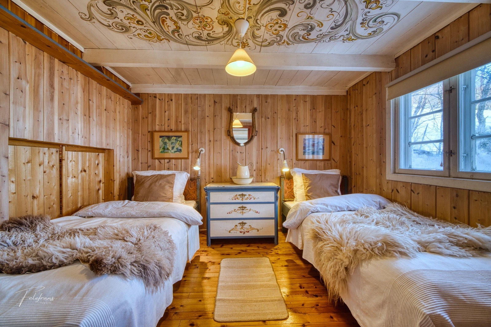 Soverom 1, 1. etasje mot øst, god plass til to senger. Luke mot stue for raskere oppvarming Galleribilde