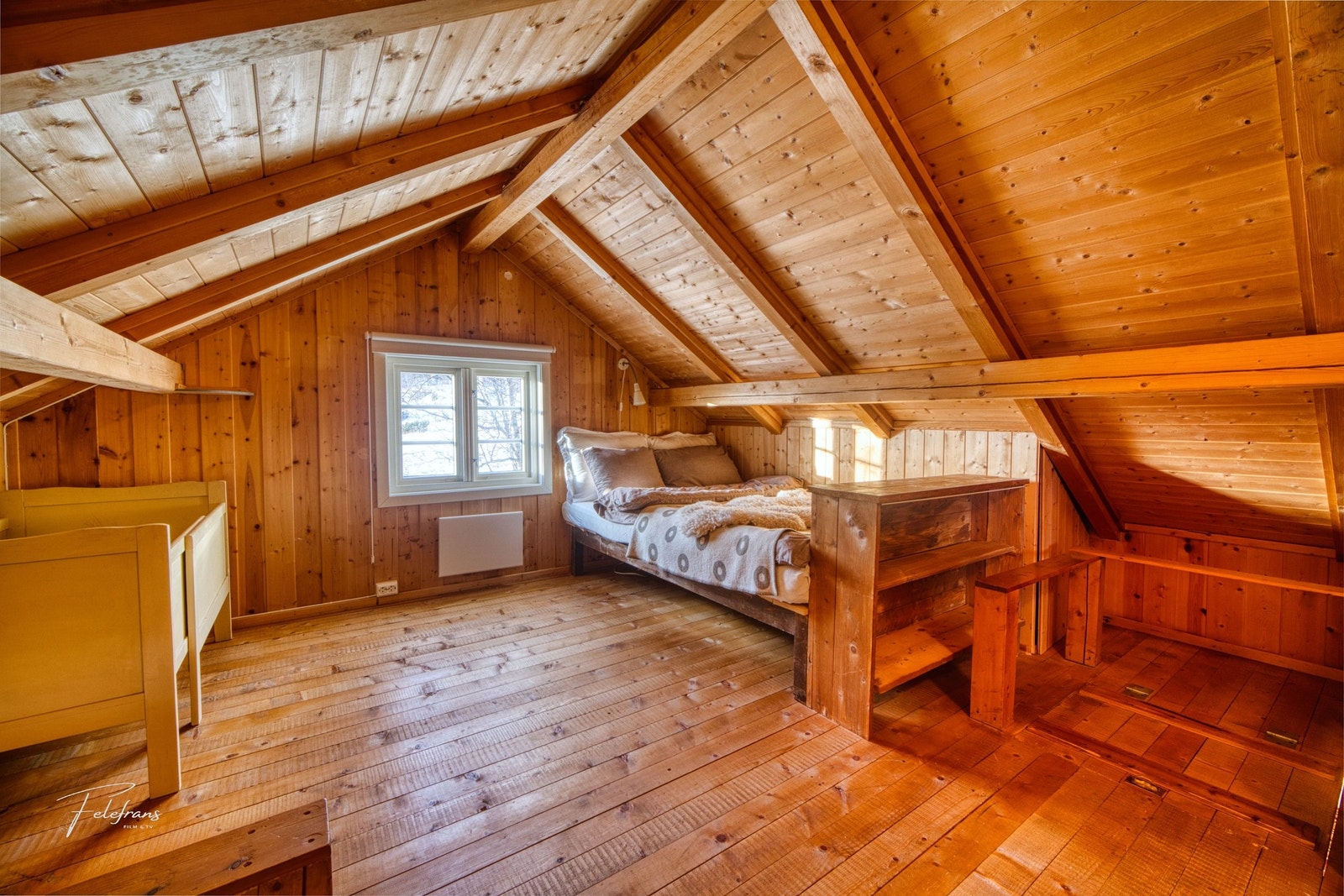 Soverom 2, 2. etasje mot vest. God plass til to senger. Kneloft på hver side av rommet Galleribilde