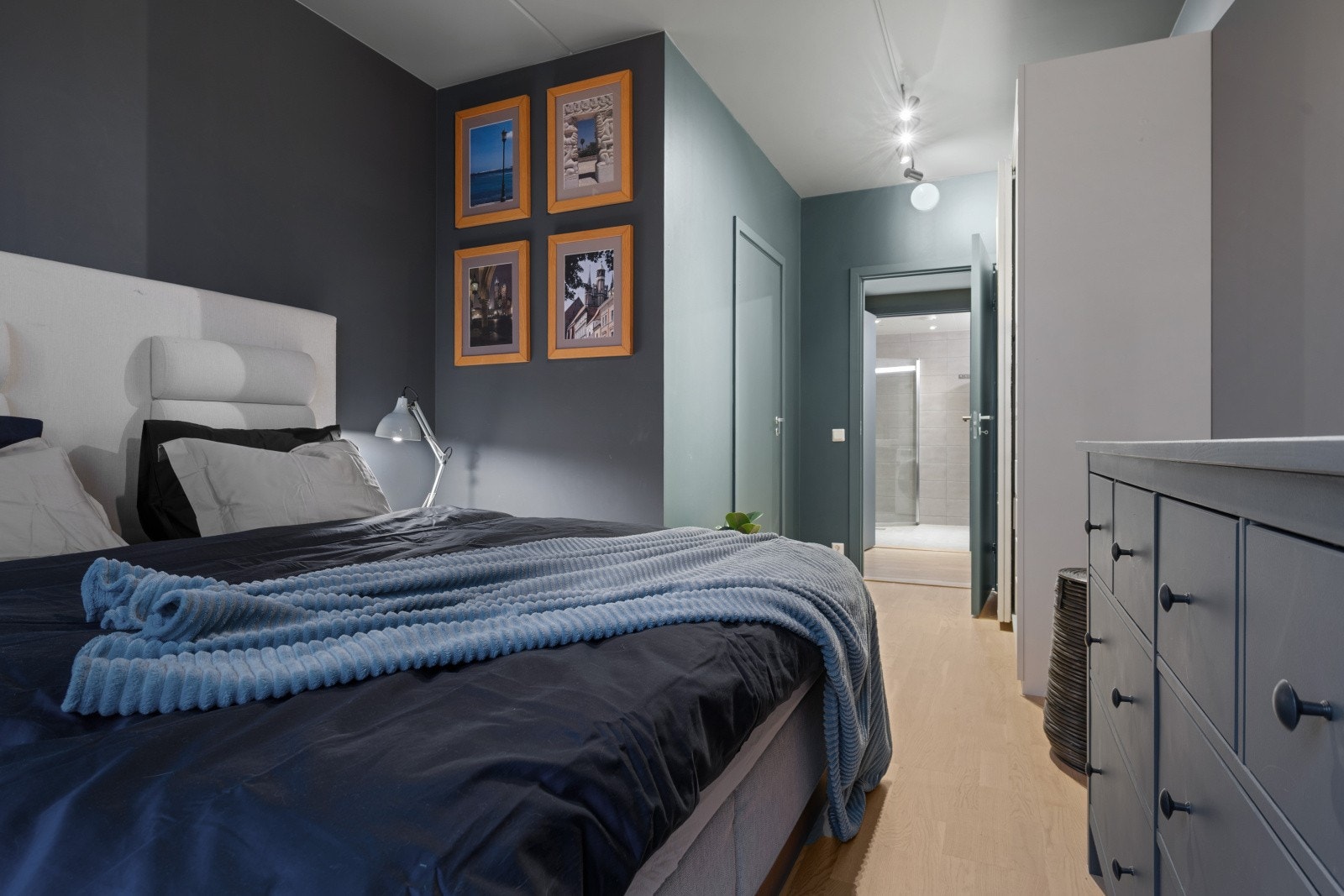 Plass til dobbeltseng og medfølgende garderobe gir praktisk innredning i hovedsoverommet. Galleribilde