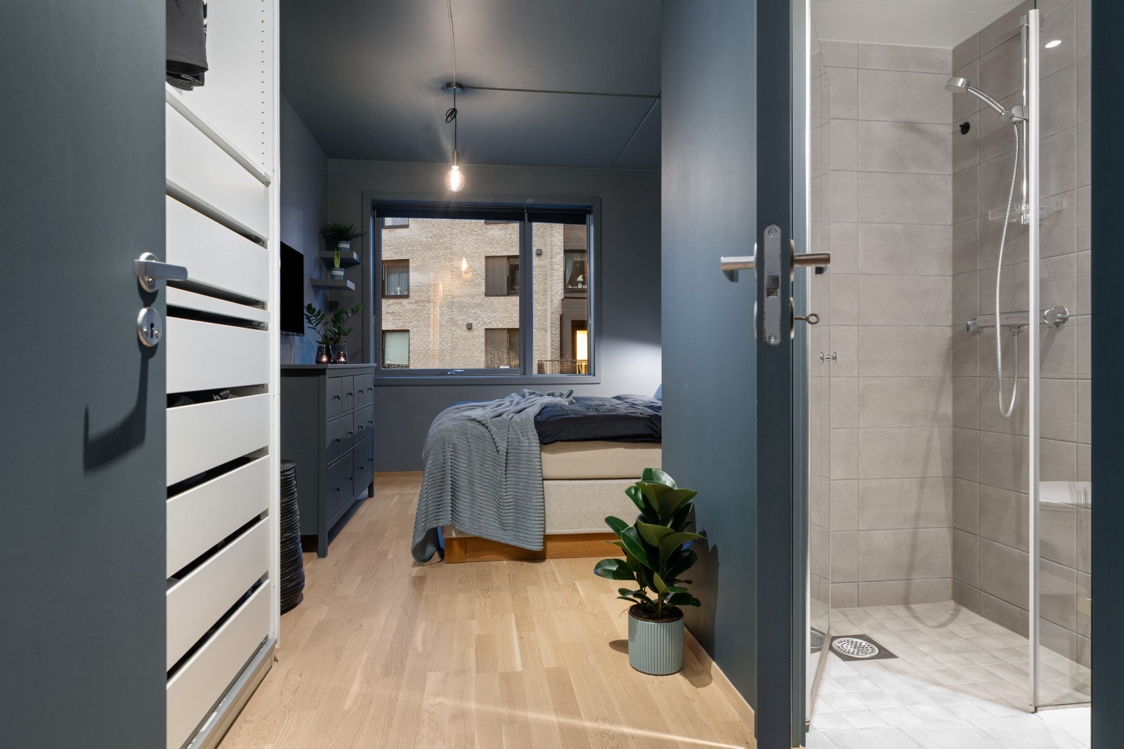 Hovedsoverommet er malt i mørk og behagelig farge. Galleribilde