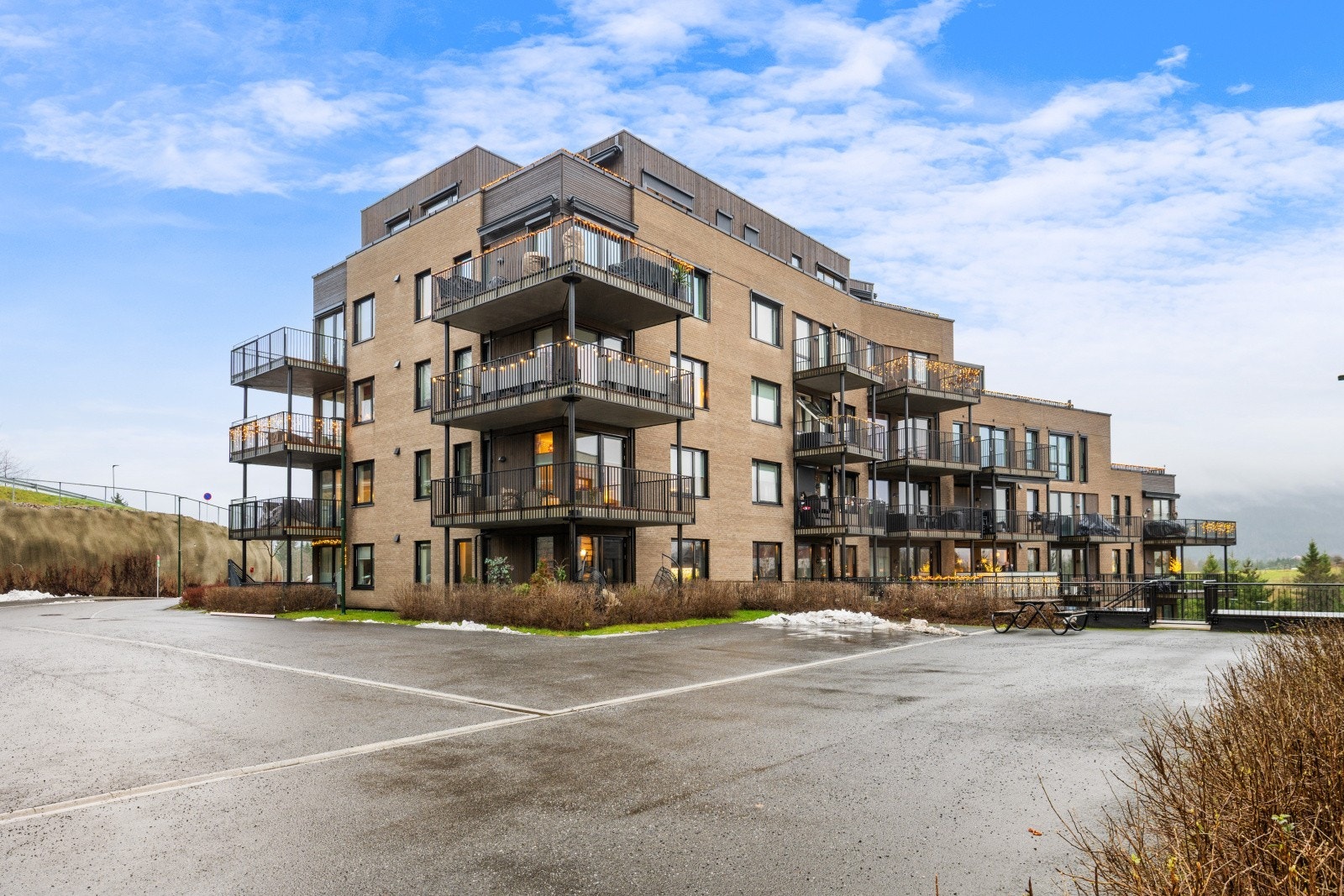 Boligblokken har teglsteinskledde yttervegger og terrasser med trekonstruksjon fra byggeår 2021. Galleribilde