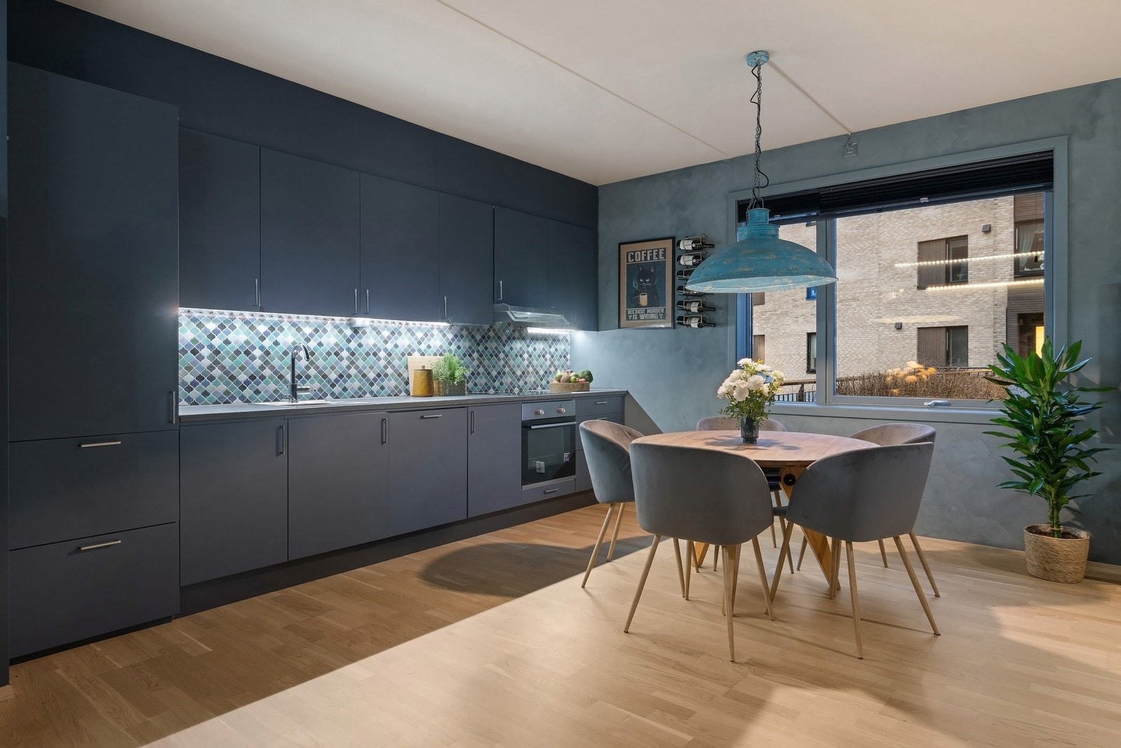 Det er godt med skuffer, skap- og benkeplass. Integrerte hvitevarer medfølger som: induksjonstopp, komfyr og oppvaskmaskin. Galleribilde