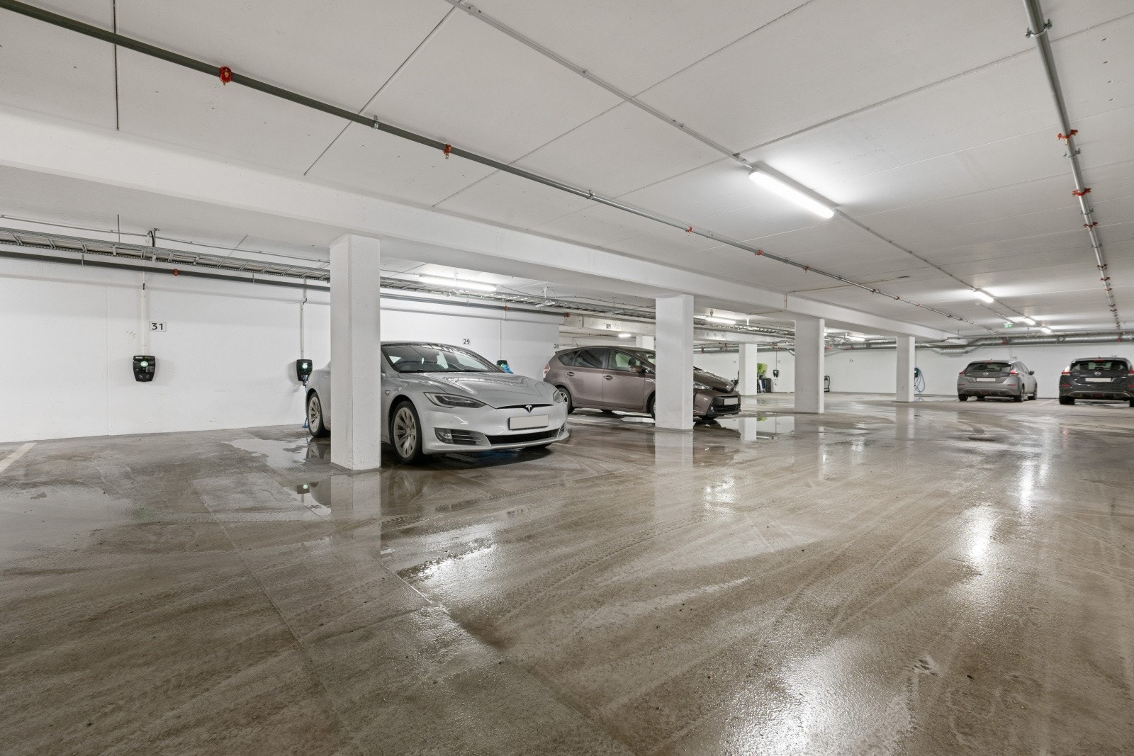 Medfølgende garasjeplass i felles garasjeanlegg gir trygg parkering med enkel adkomst fra eiendommen. Galleribilde