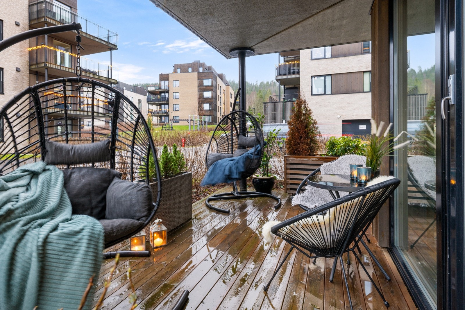 Terrassen på ca. 17 m2 er delvis overbygget. Terrassen vender både mot vest og mot sør. Galleribilde