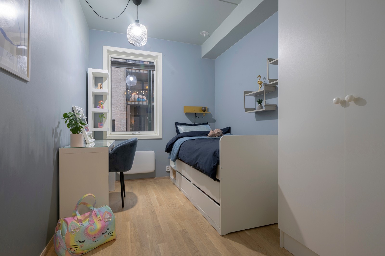 Koselig soverom malte i duse farger. Galleribilde