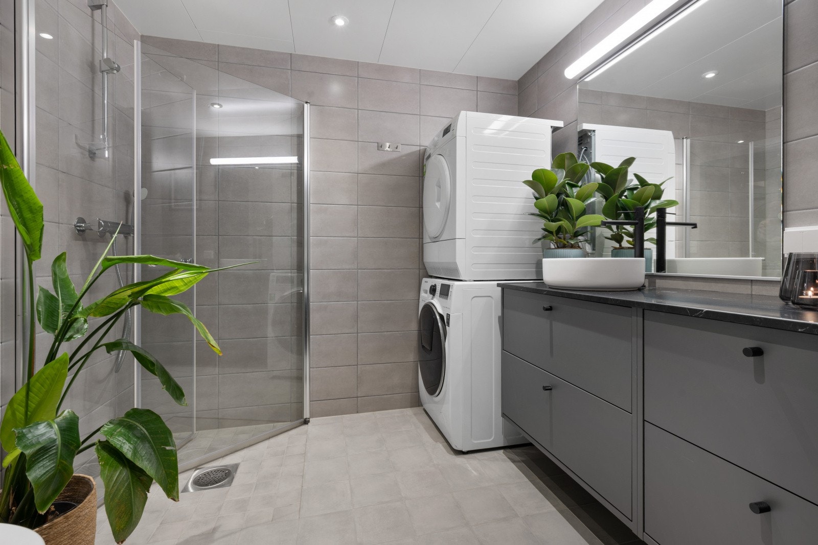 Hovedbadet er romslig med vegghengt toalett. Dusj med innfellbare vegger, Innredning med 4 skuffer og opplegg for vaskemaskin og tørketrommel. Galleribilde