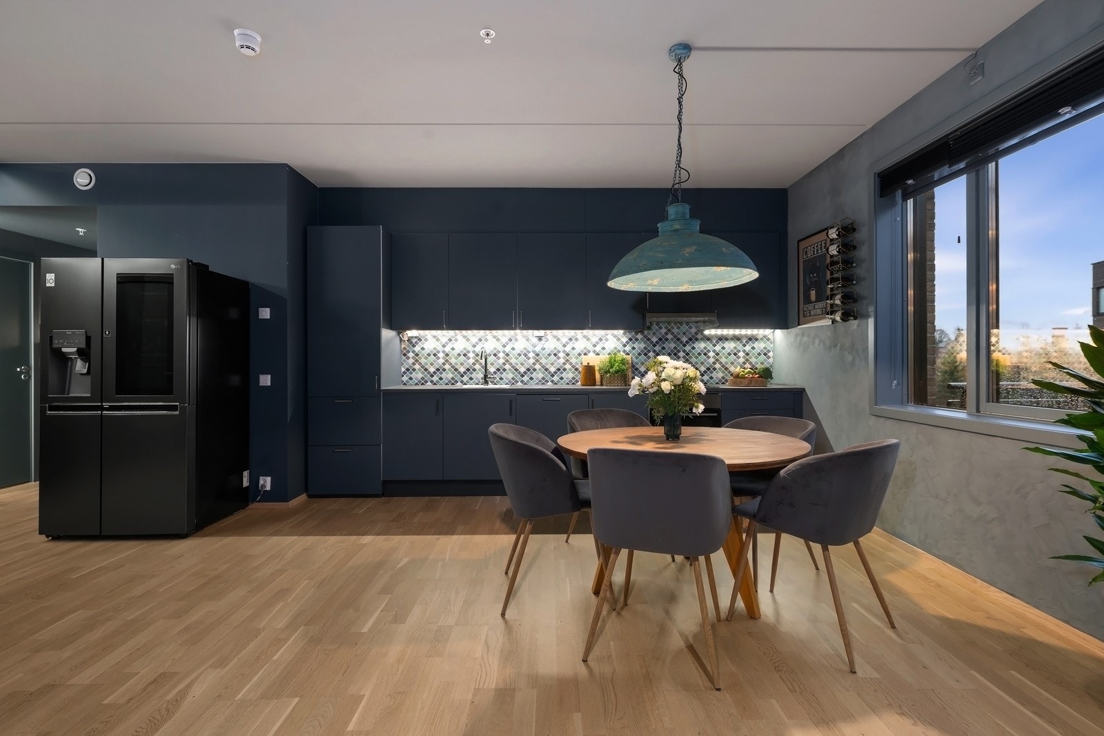 Mekanisk avtrekk og balansert ventilasjon, sikrer god ventilasjon i kjøkkenområdet. Galleribilde