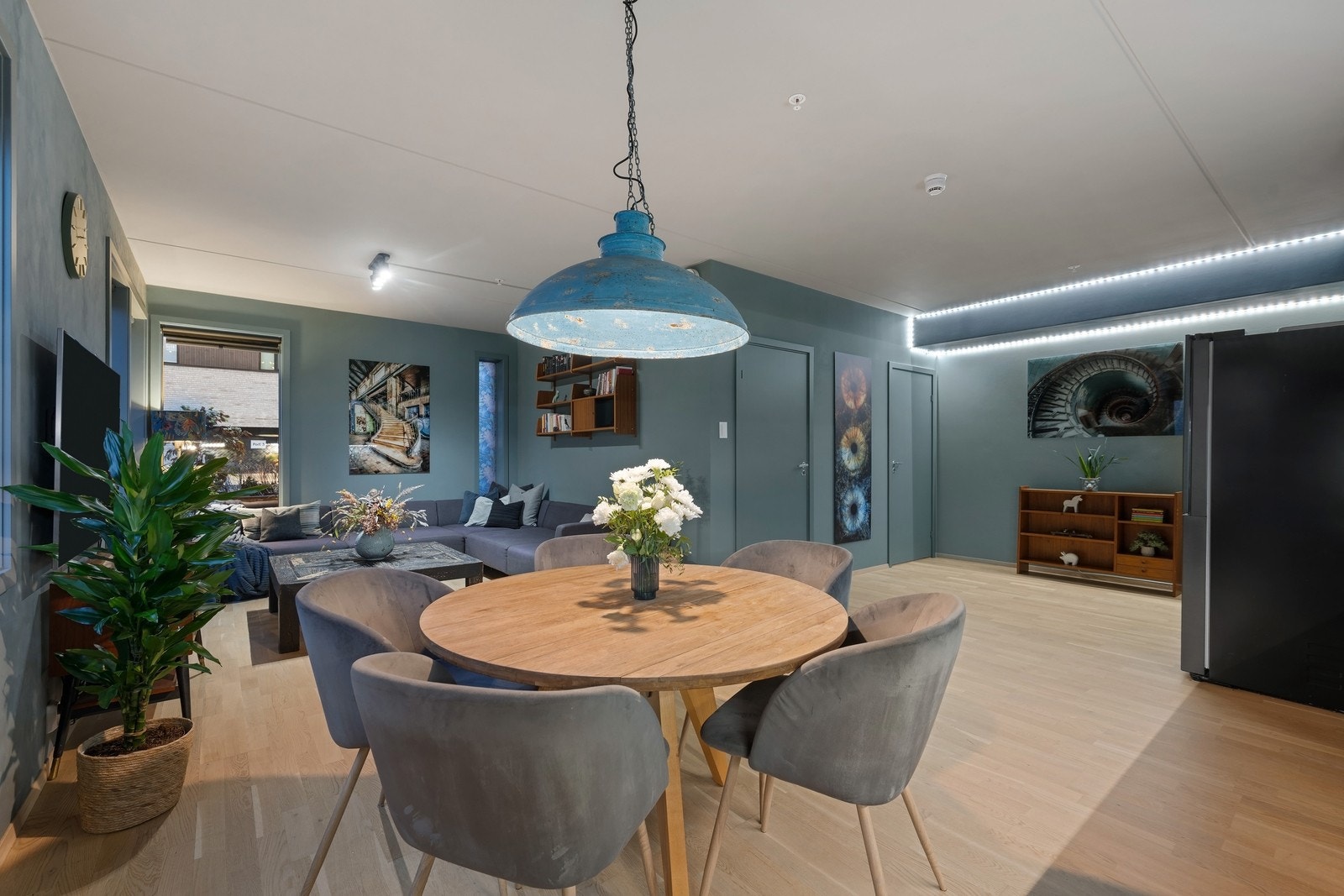 Åpen planløsning mellom stue og kjøkken gir fleksible innredningsmuligheter. Galleribilde