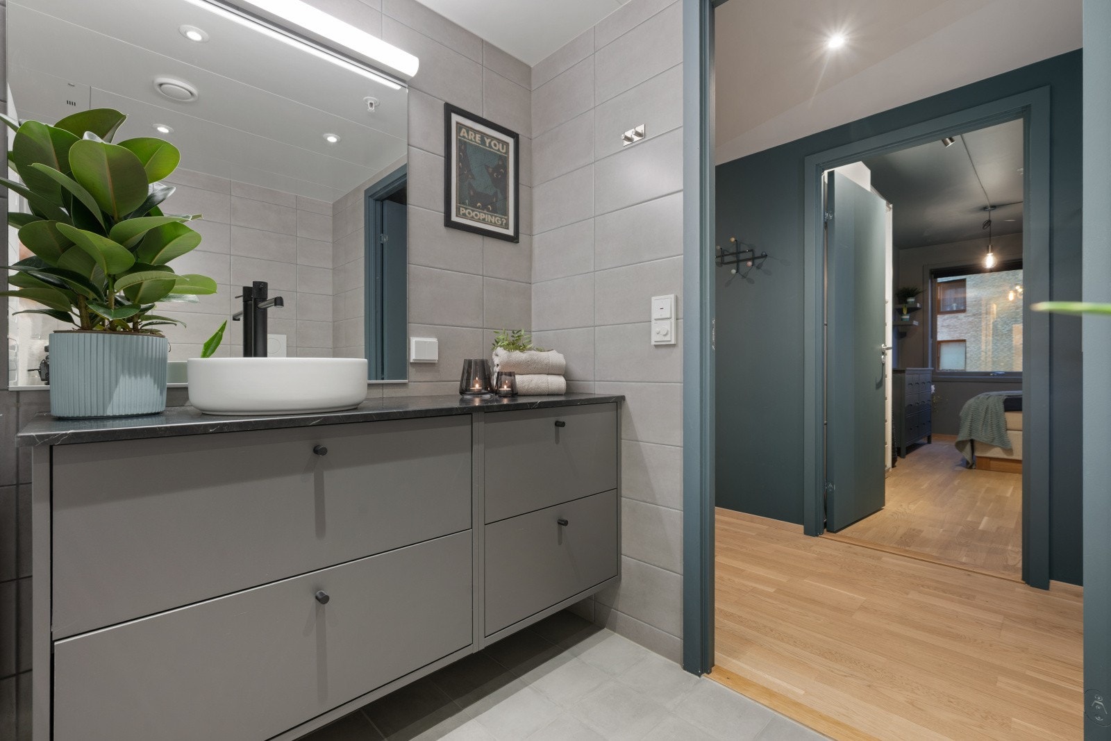 Det er 2 pene bad i leiligheten. Hovedbad med flislagte vegger og gulv med varmekabler gir et komfortabelt og praktisk bad. Galleribilde