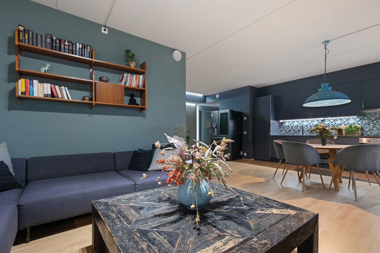 Det er moderne åpen stue / kjøkkenløsning. Galleribilde