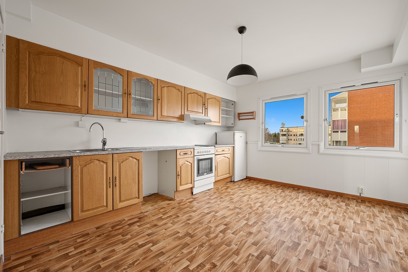 Lyst og romslig kjøkken Galleribilde