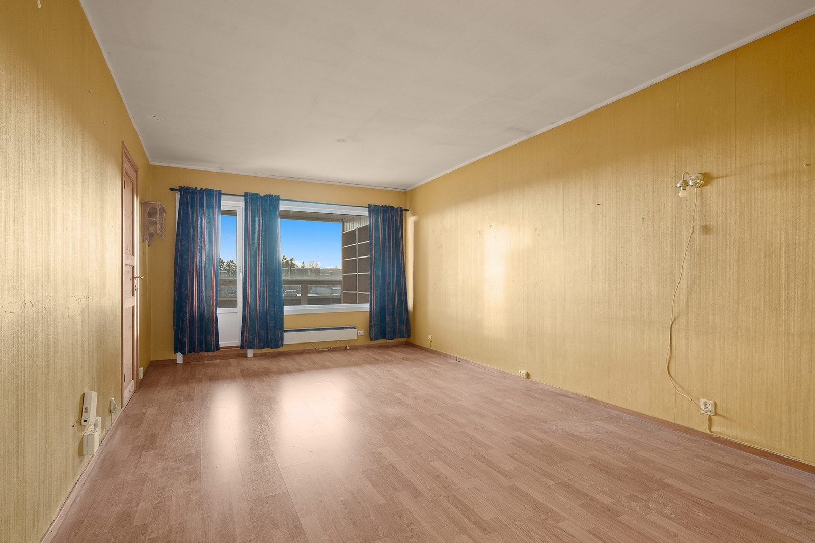 Stor og åpen stue med god plass til sofagruppe, tv og spisebord Galleribilde