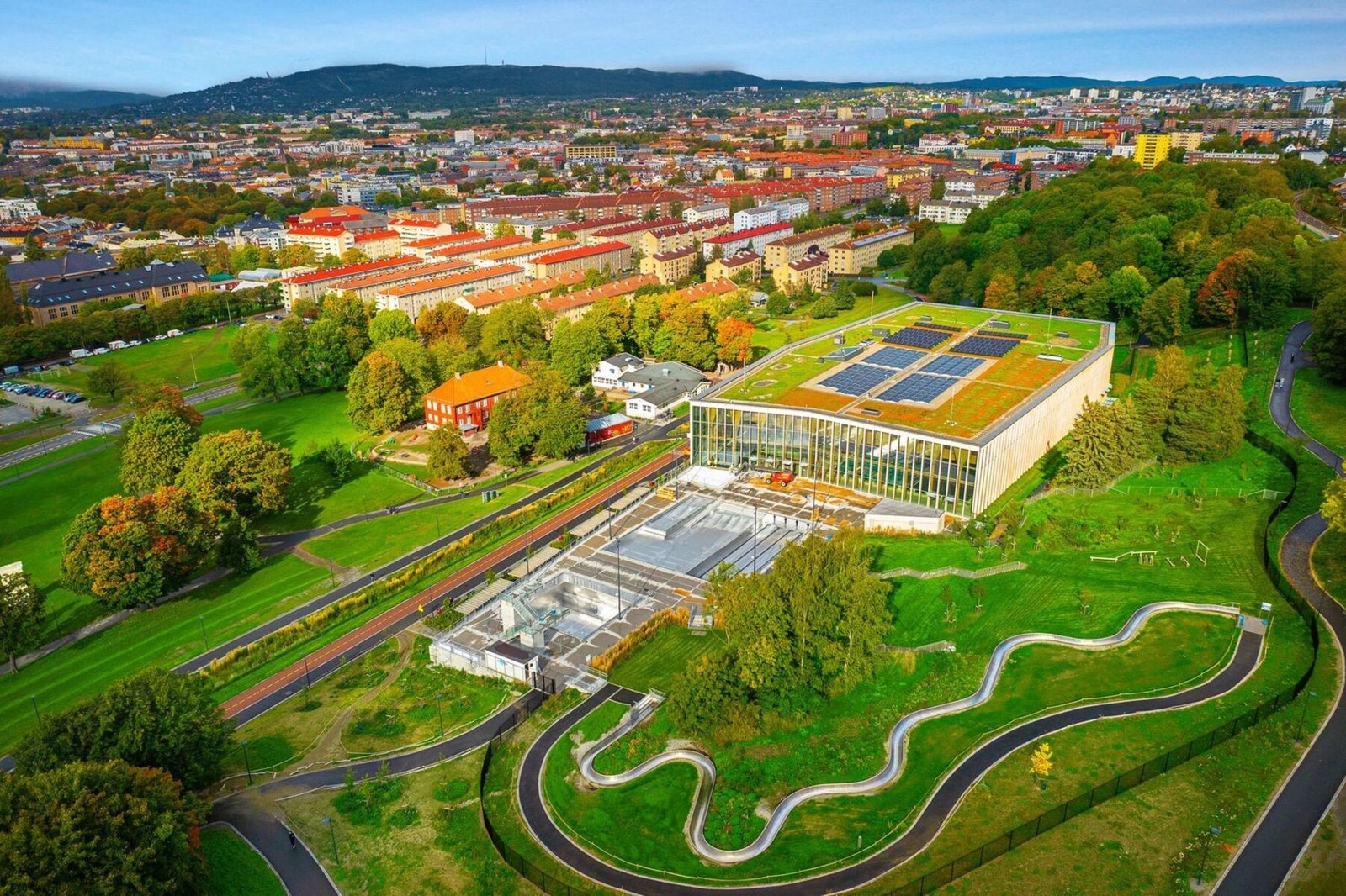 Moderne Tøyenbadet ligger en kort spasertur unna. Galleribilde