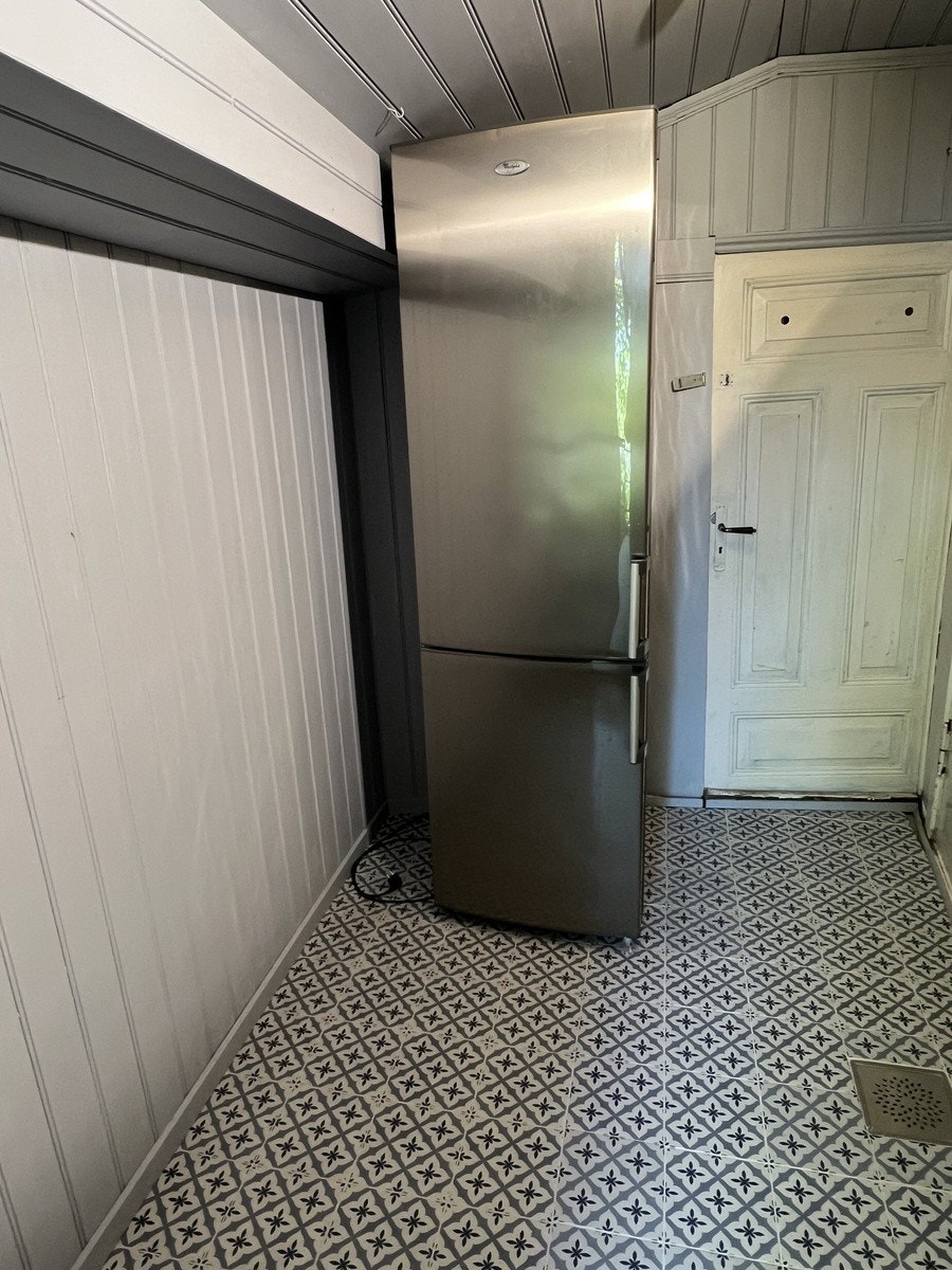 vaskerom / kjøleskap - dør mot bod og hage Galleribilde