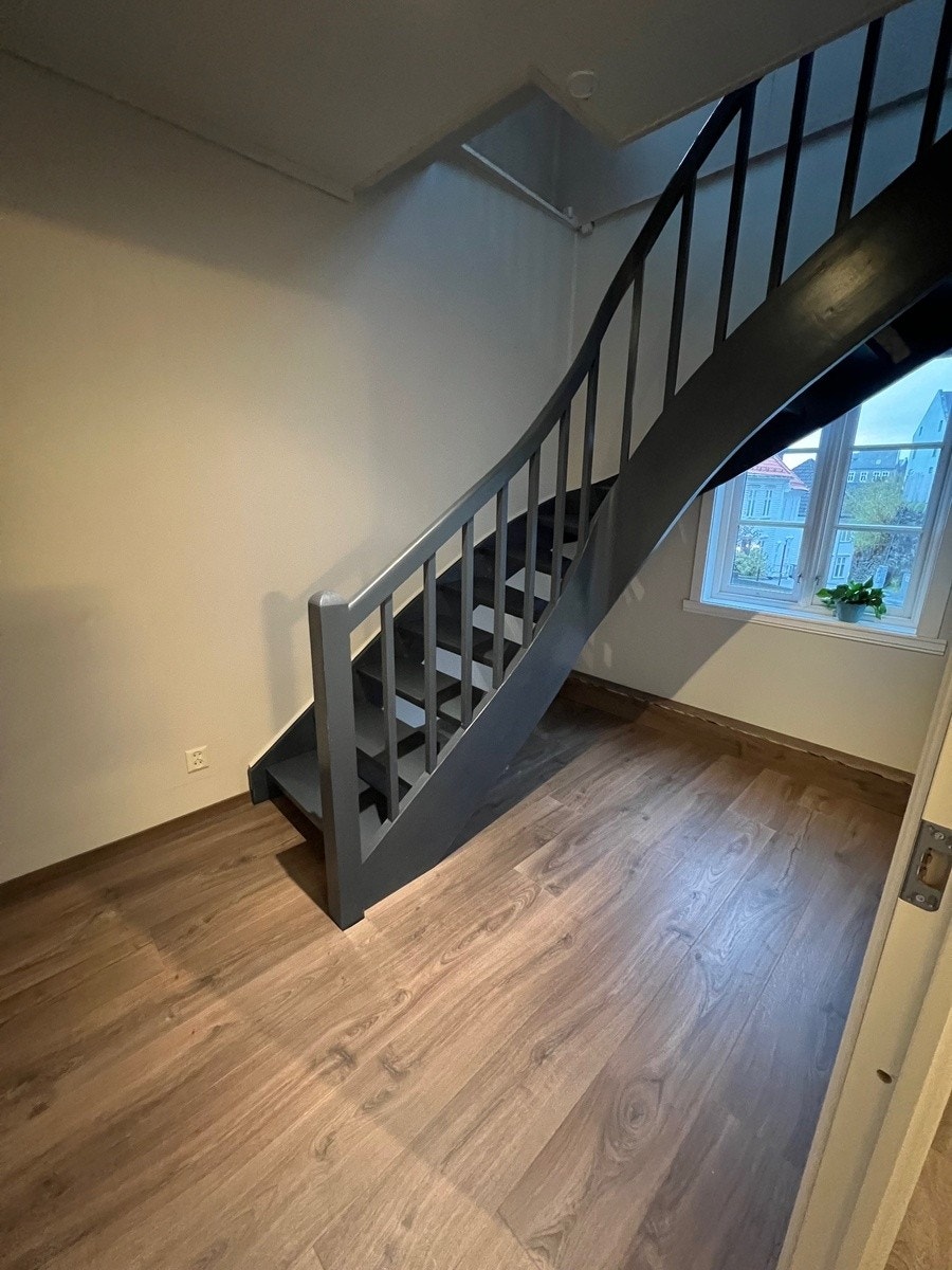 trapp fra inngangsparti til stue Galleribilde