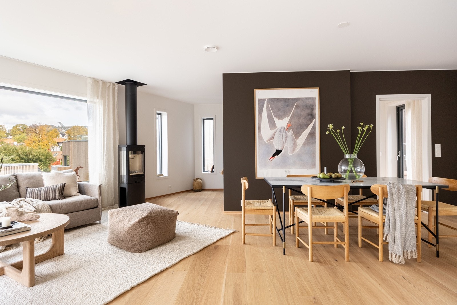 De innvendige bildene er tatt fra nabohuset, men planløsning og kvaliteter er tilnærmet like (se plantegning for nærmere beskrivelse) Galleribilde